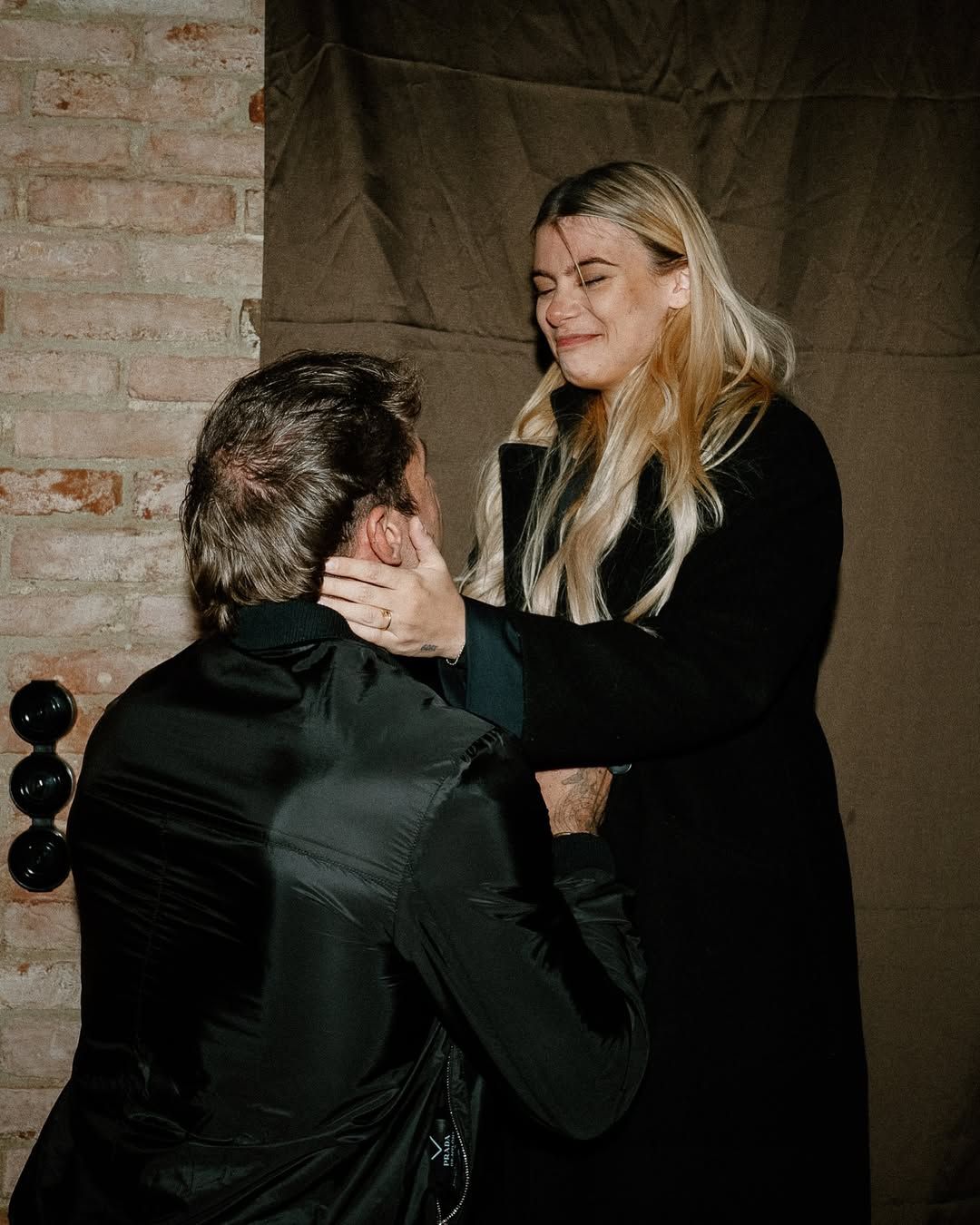 Romina Palm und Christian Wolf wollen an einem Ort heiraten, an dem alle barfuß in der Sonne tanzen können.