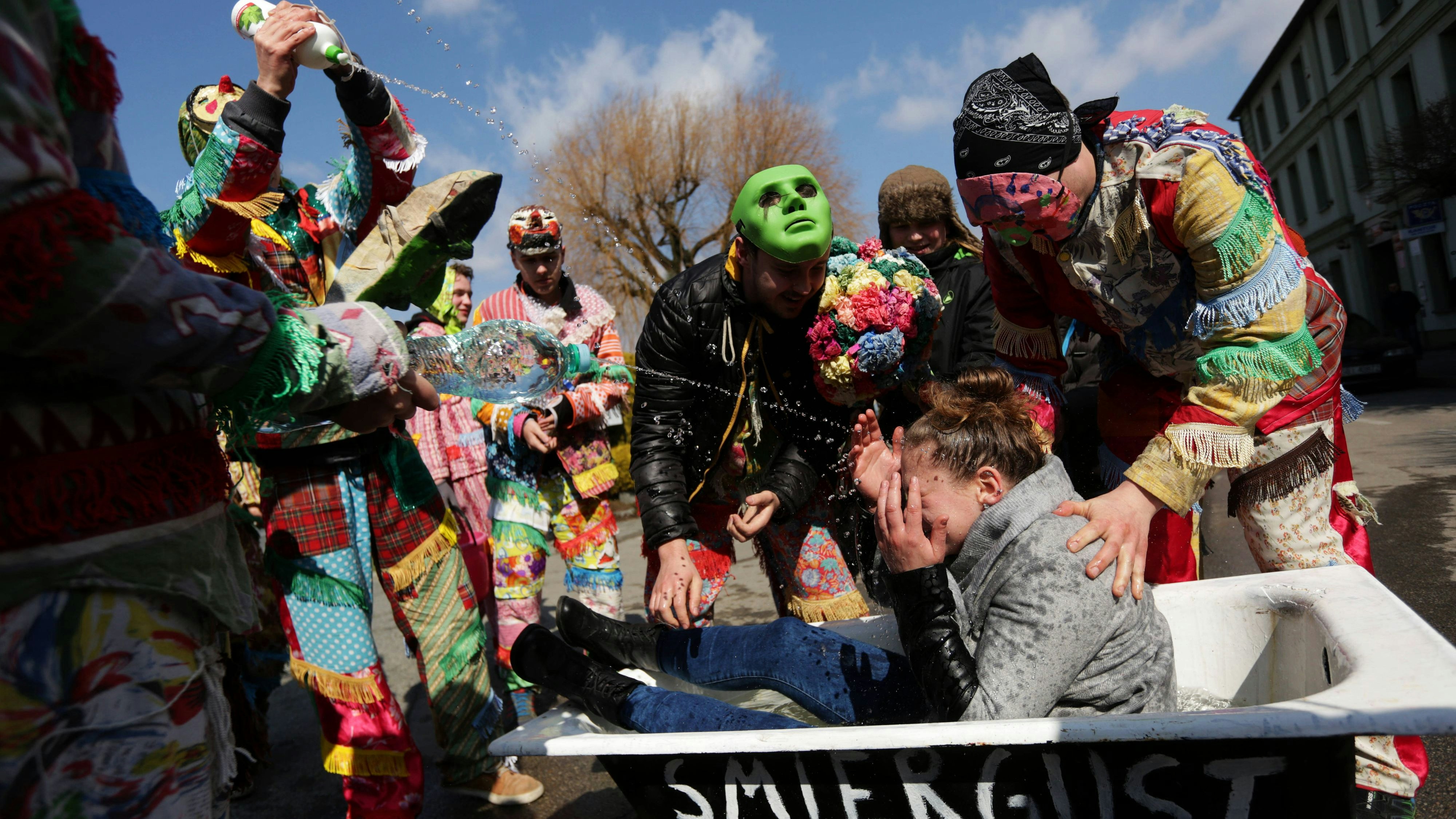 Wasser Marsch: Ein Mädchen wird zu Ostern von Männern in traditionellen Kostümen mit Wasser übergossen. (April 2018)