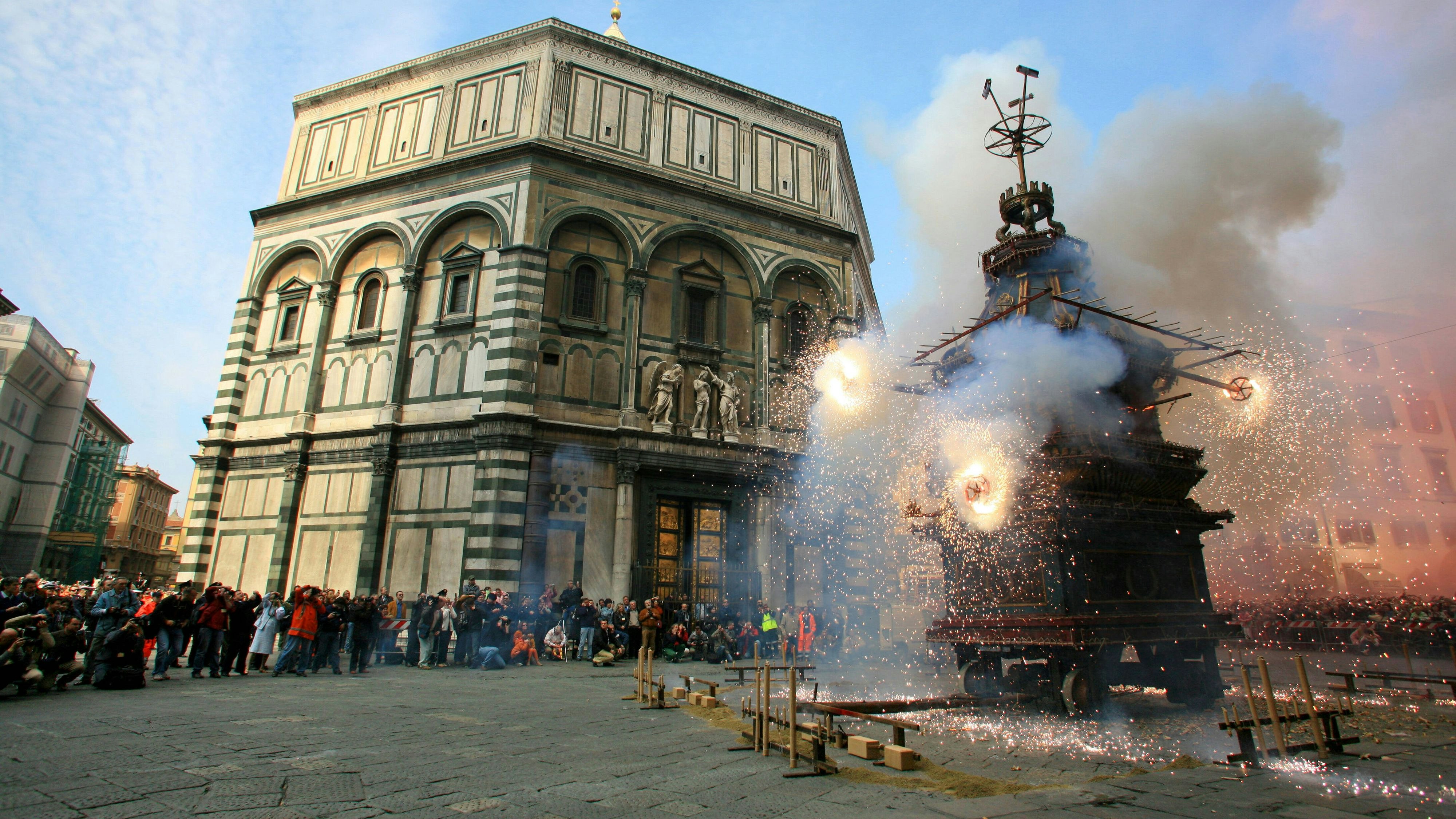 In Florenz geht es am Ostersonntag explosiv zu: "Scoppio del Carro" nennen die Einheimischen das.