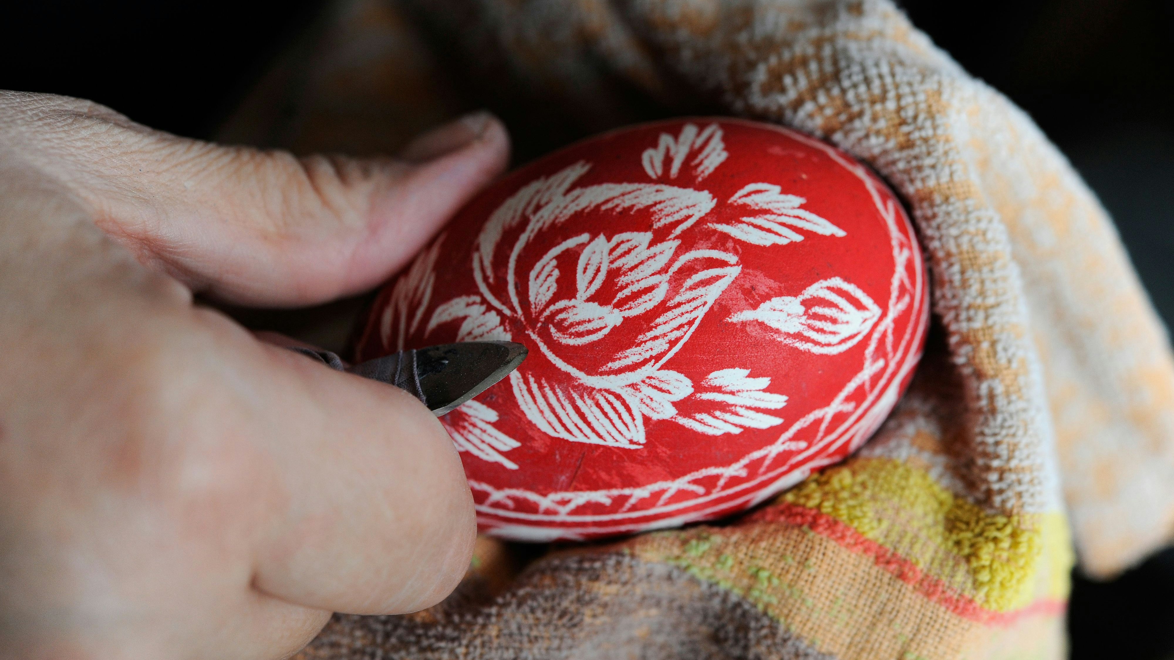 Download von www.picturedesk.com am 19.04.2025 (16:02).  APA7373270-2 - 28032012 - STINATZ - ÖSTERREICH: ZU APA-TEXT CI - Themenbild: Ein gekratztes Gänseei fotografiert am Dienstag, 27. März 2012, in Stinatz. In der burgenländisch-kroatischen Gemeinde pflegt man in der Zeit vor Ostern einen jahrhundertealten Brauch - das "Eierkratzen". Durch diese Form der Bearbeitung werden gefärbte Eier mit kunstvollen Motiven und Mustern verziert. APA-FOTO: ROBERT JAEGER  _ - 20120327_PD5424 - Rechteinfo: Rights Managed (RM)