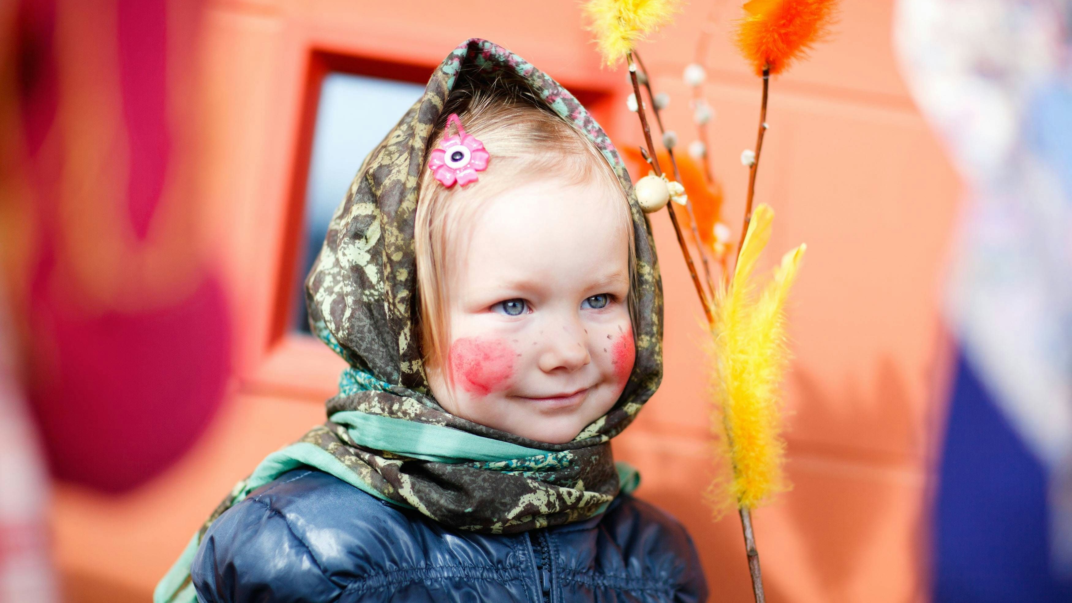 "Virvon varvon tuoreeks terveeks tulevaks vuodeks. Vitsa sulle, palkka mulle": Der finnische Osterbrauch erinnert an Halloween.