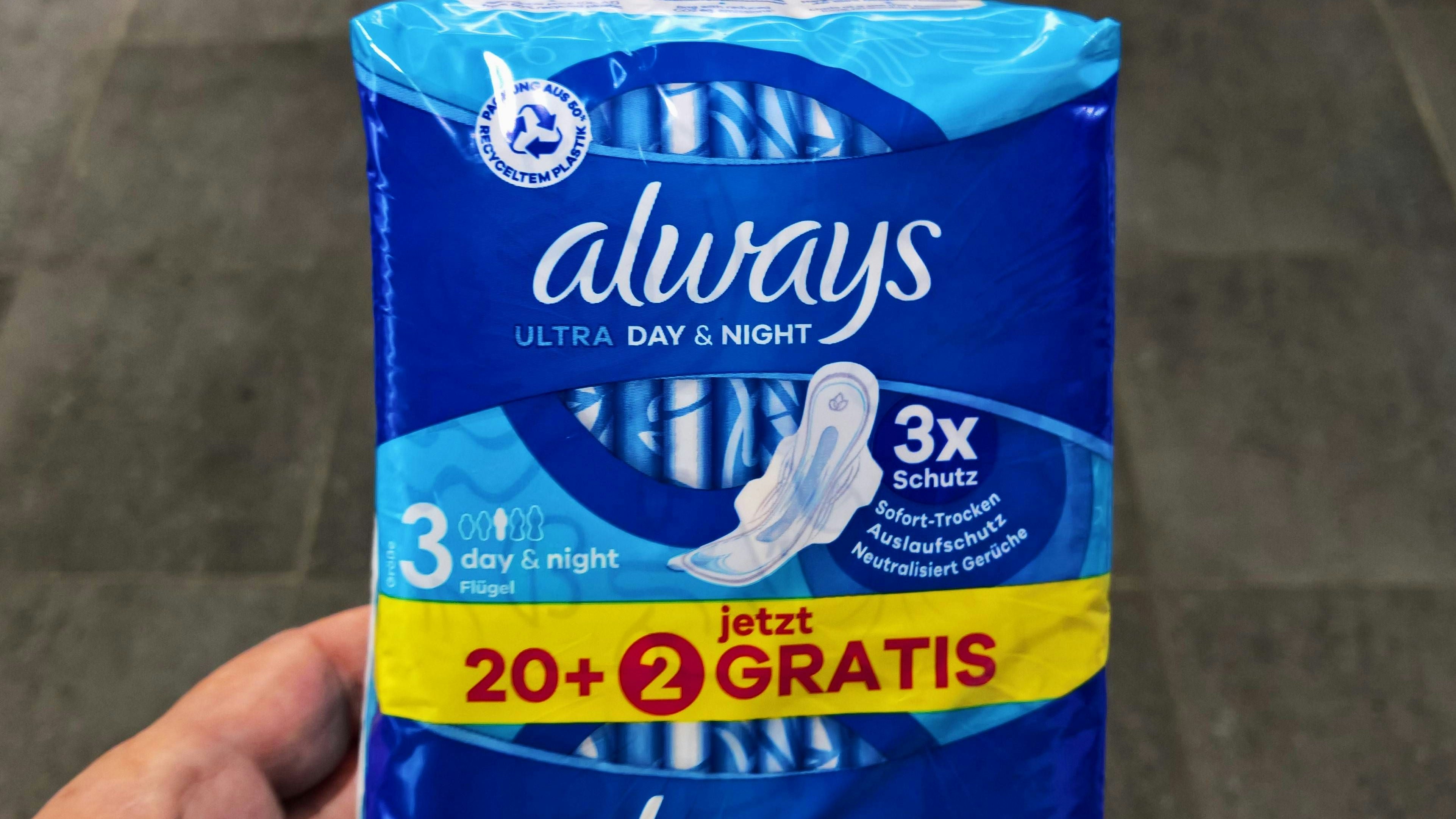 Always Ultra - Damenhygiene der Procter and Gamble Company. In den Vereinigten Staaten, Grossbritannien und Frankreich führte Procter und Gamble 1983 die Marke Always ein. In Deutschland sind die Produkte seit Sommer 1991 im Handel. Unter anderen Markennamen werden sie heute auch in anderen Ländern vertrieben. 1986 präsentierte PuG die Always Plus. 1991 folgte die Always Ultra, die die aufgesaugte Flüssigkeit in auslaufsicheres Gel verwandelt und darum weitaus dünner sein konnte als bisherige Binden. In der 2008 herausgebrachten Always Infinity wird das noch stärker bindende Material Flex Foam verwendet. Insgesamt wurden 2016 unter dem Markennamen Always 34 verschiedene Binden und 17 verschiedene Slipeinlagen angeboten. Daneben werde