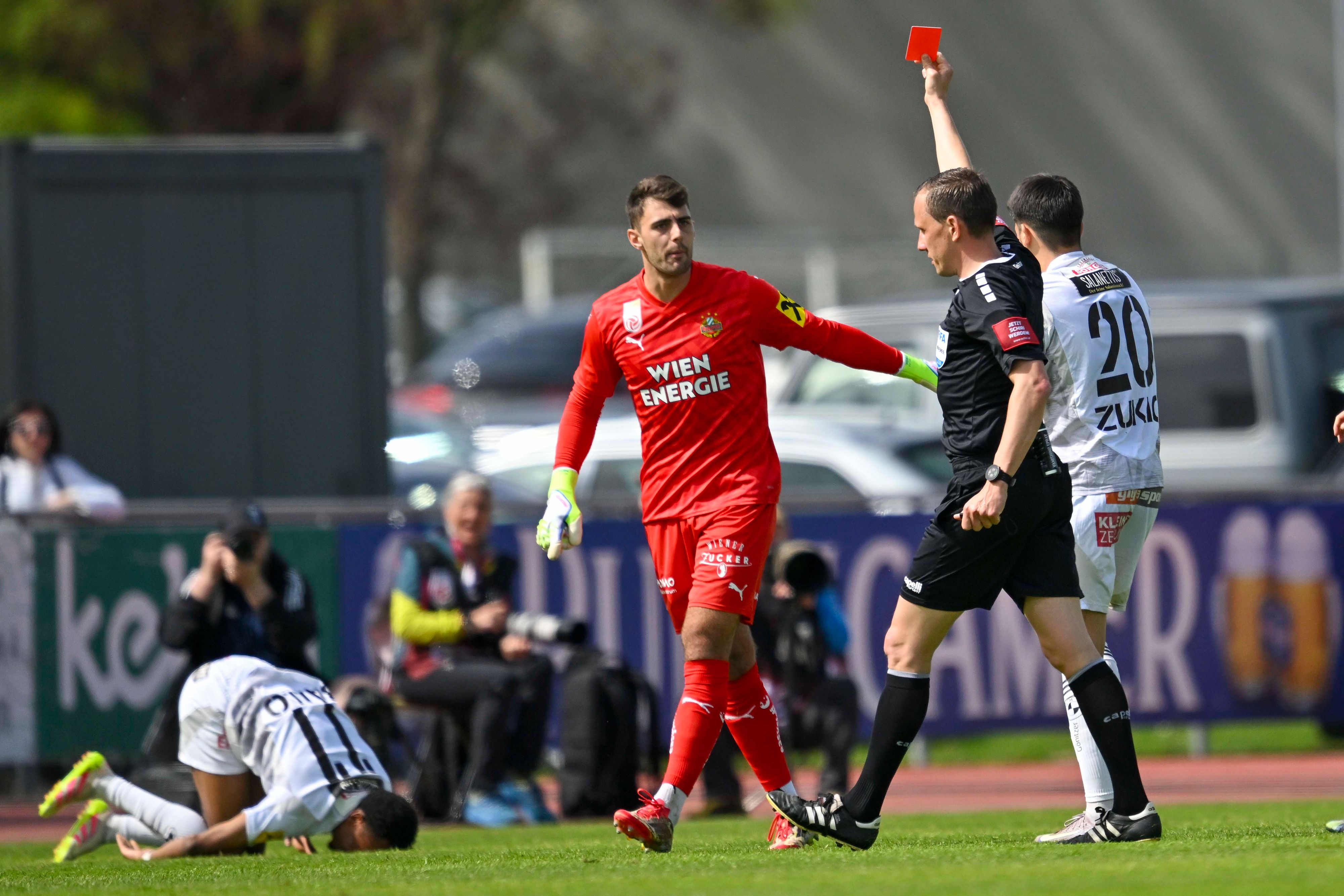 Schiedsrichter Gishamer zeigt Hedl die rote Karte.
