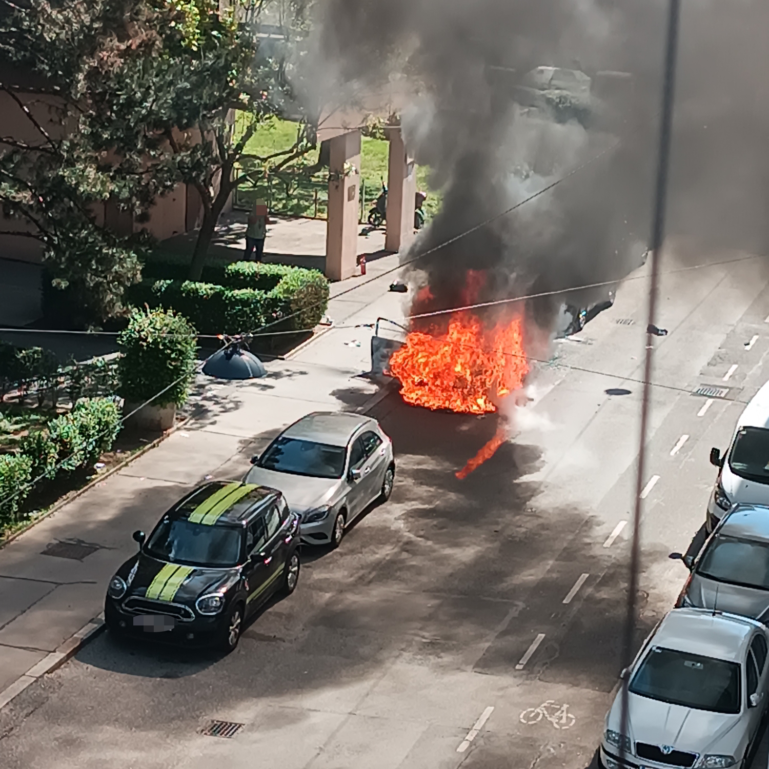 Am Ostersonntag fing ein Seat in der Schwaigergasse Feuer.