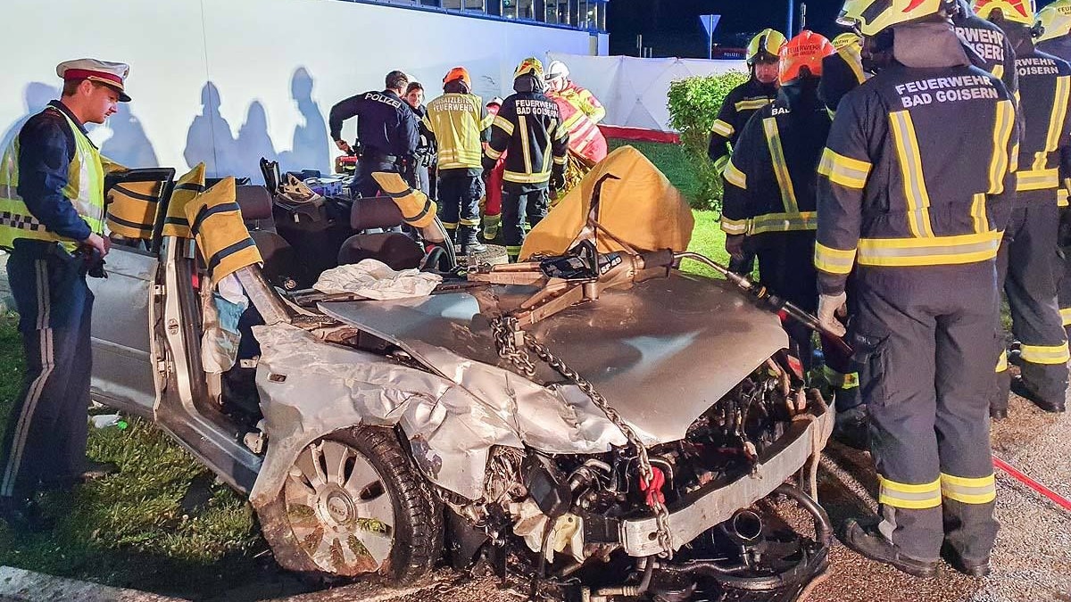 Heute.at - Auto rast in Supermarkt-Filiale – Lenker eingeklemmt