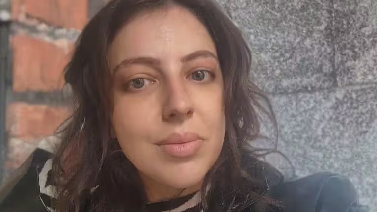 Joana (34) findet es beruhigend, wenn der Mann hinter ihr aufs Handy schaut oder telefoniert.