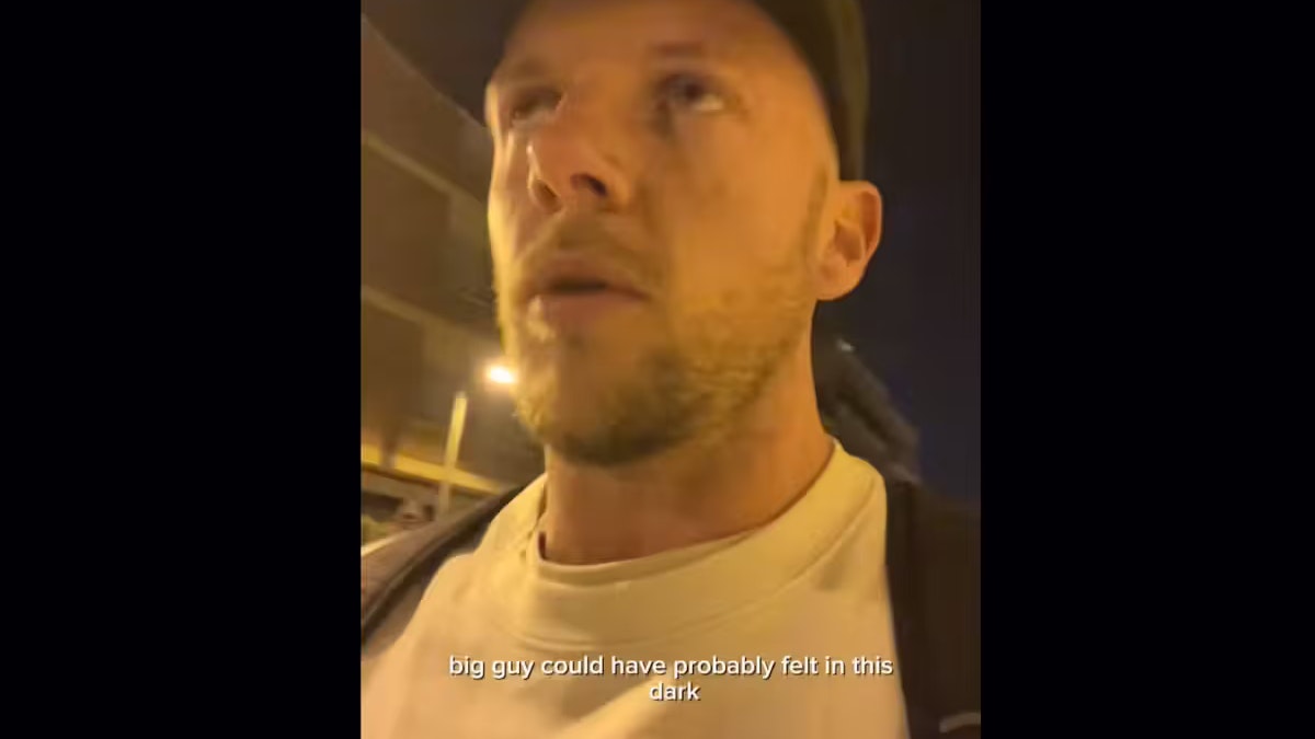 Lewis Hatchett fragt sich in einem Video, wie er sich nachts verhalten soll, wenn vor ihm eine Frau geht.