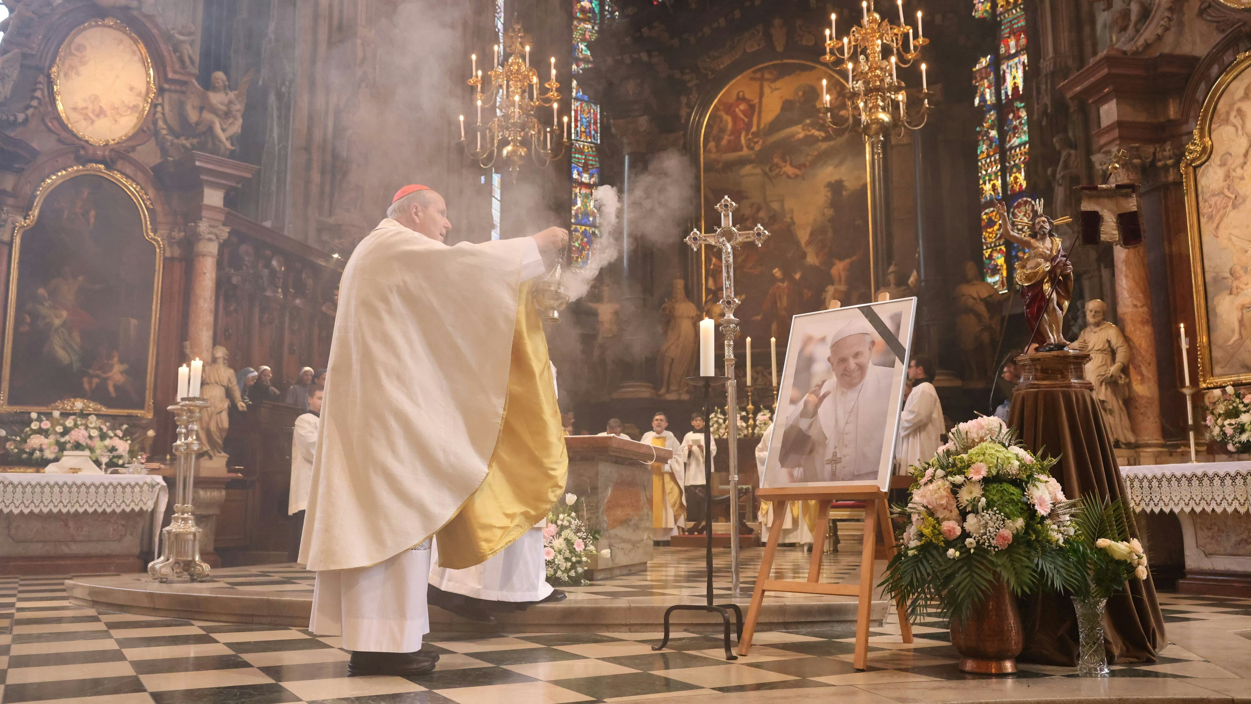 Kardinal Schönborn zelebrierte das Requiem zum Ableben des Heiligen Vaters im Stephansdom.