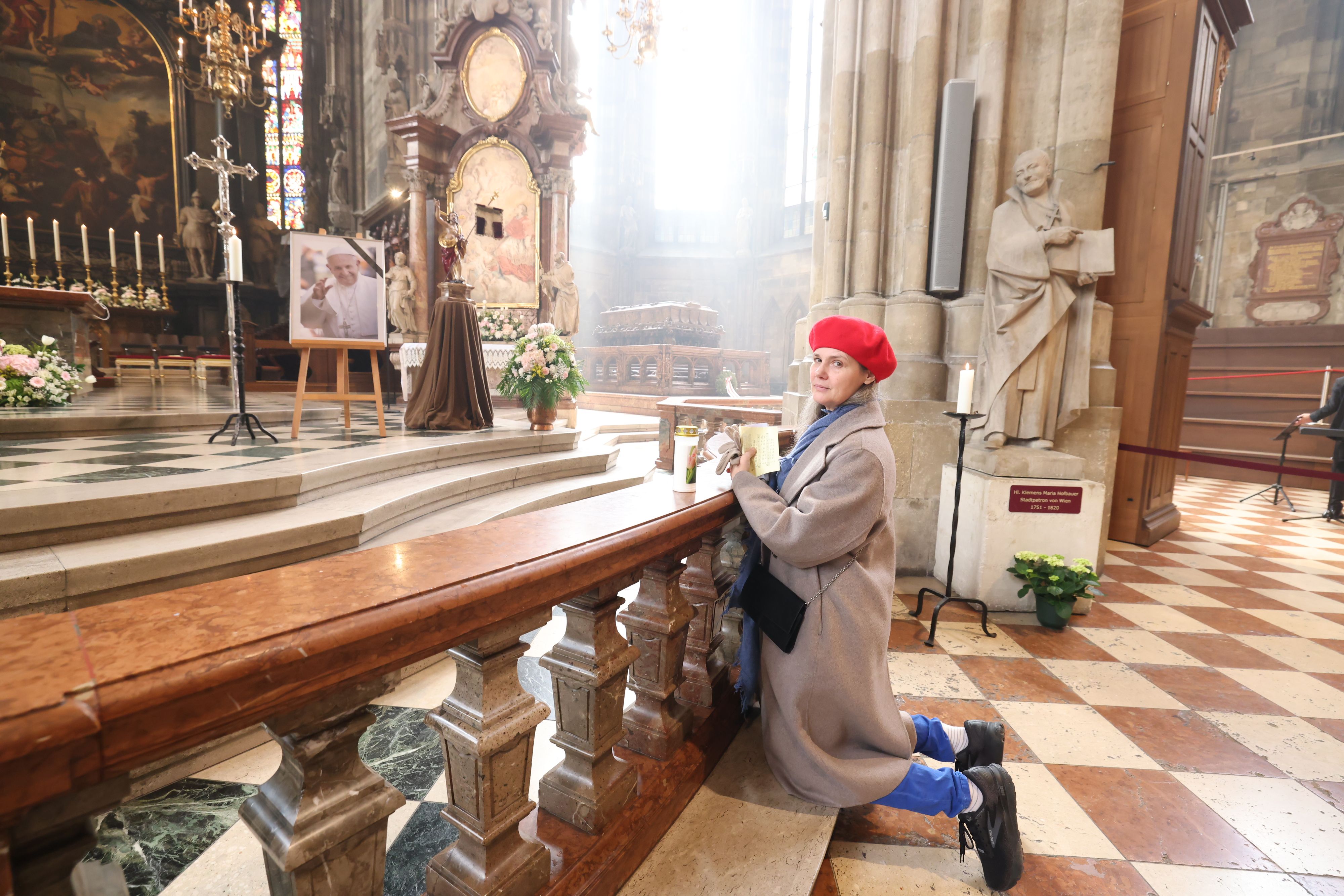 Heute.at - Doris trauert im Steffl um Papst – Habe sehr geweint