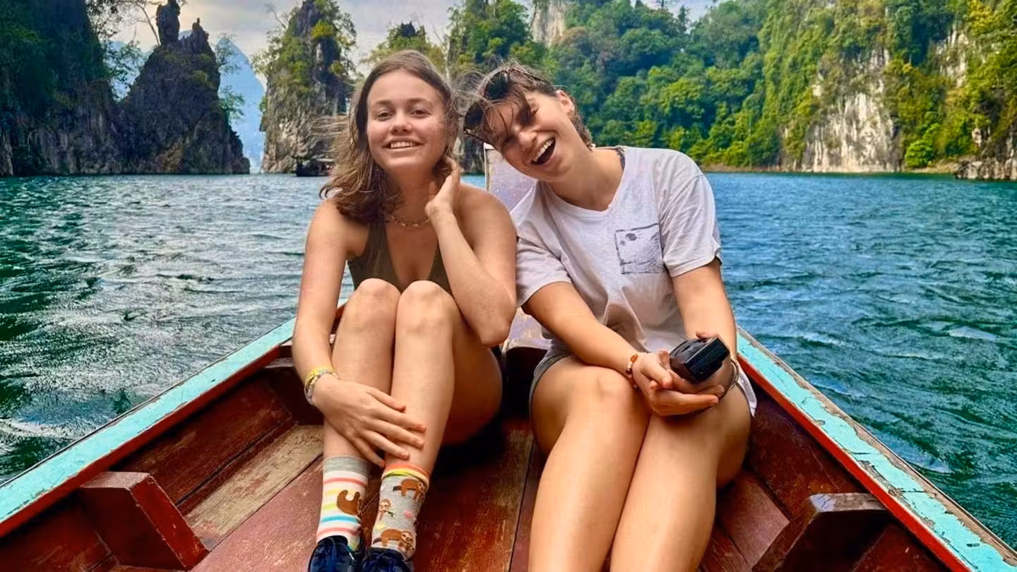 Charlotte und Maria gingen auf eine Weltreise nach ihrem Abitur. In die USA durften sie nicht. (Bild: Charlotte und Maria in Thailand, ihrer ersten Destination der Reise)