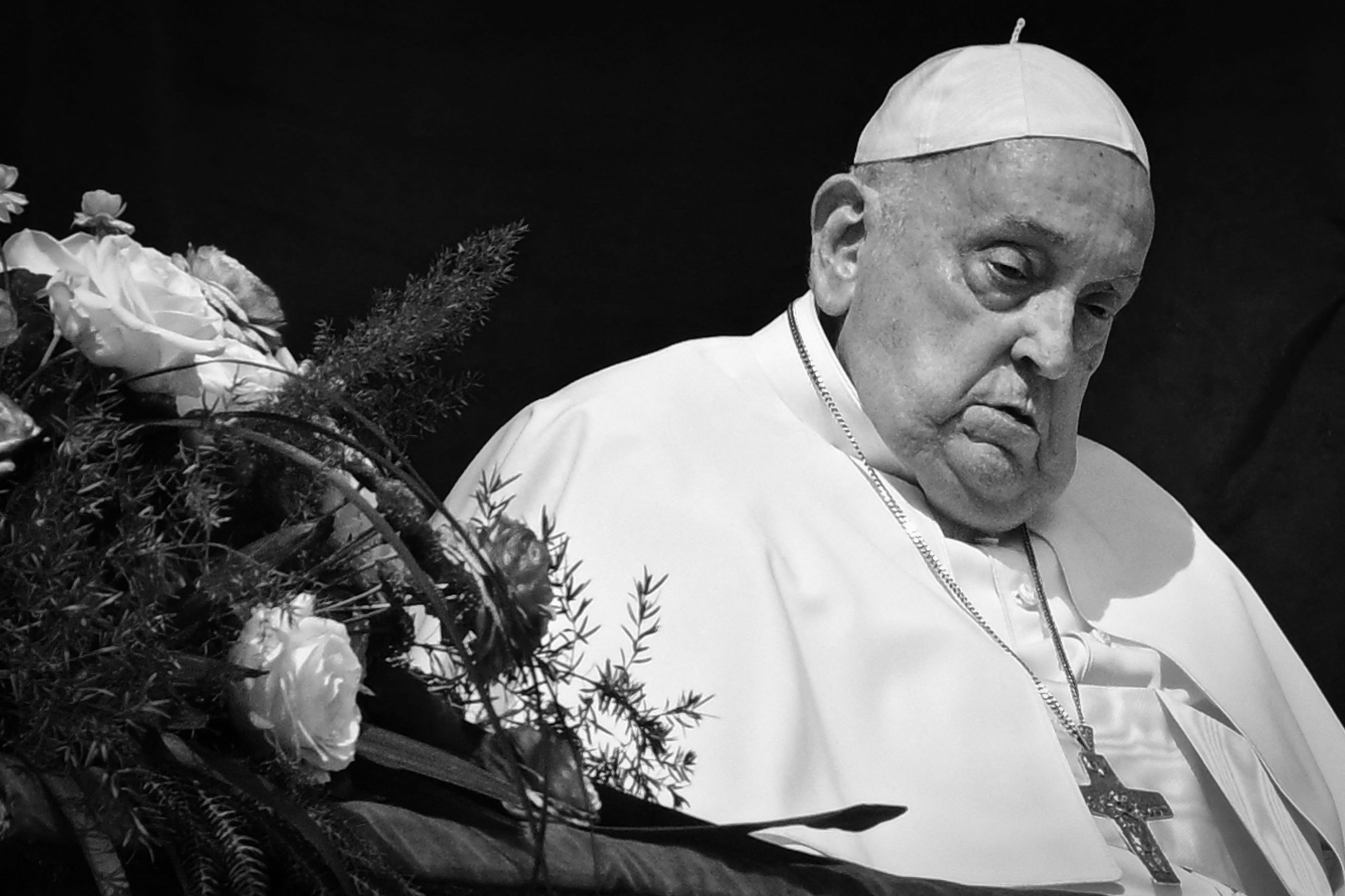 Am Petersplatz werden tausende Gläubige bei einem ersten Trauergebet für Papst Franziskus erwartet.
