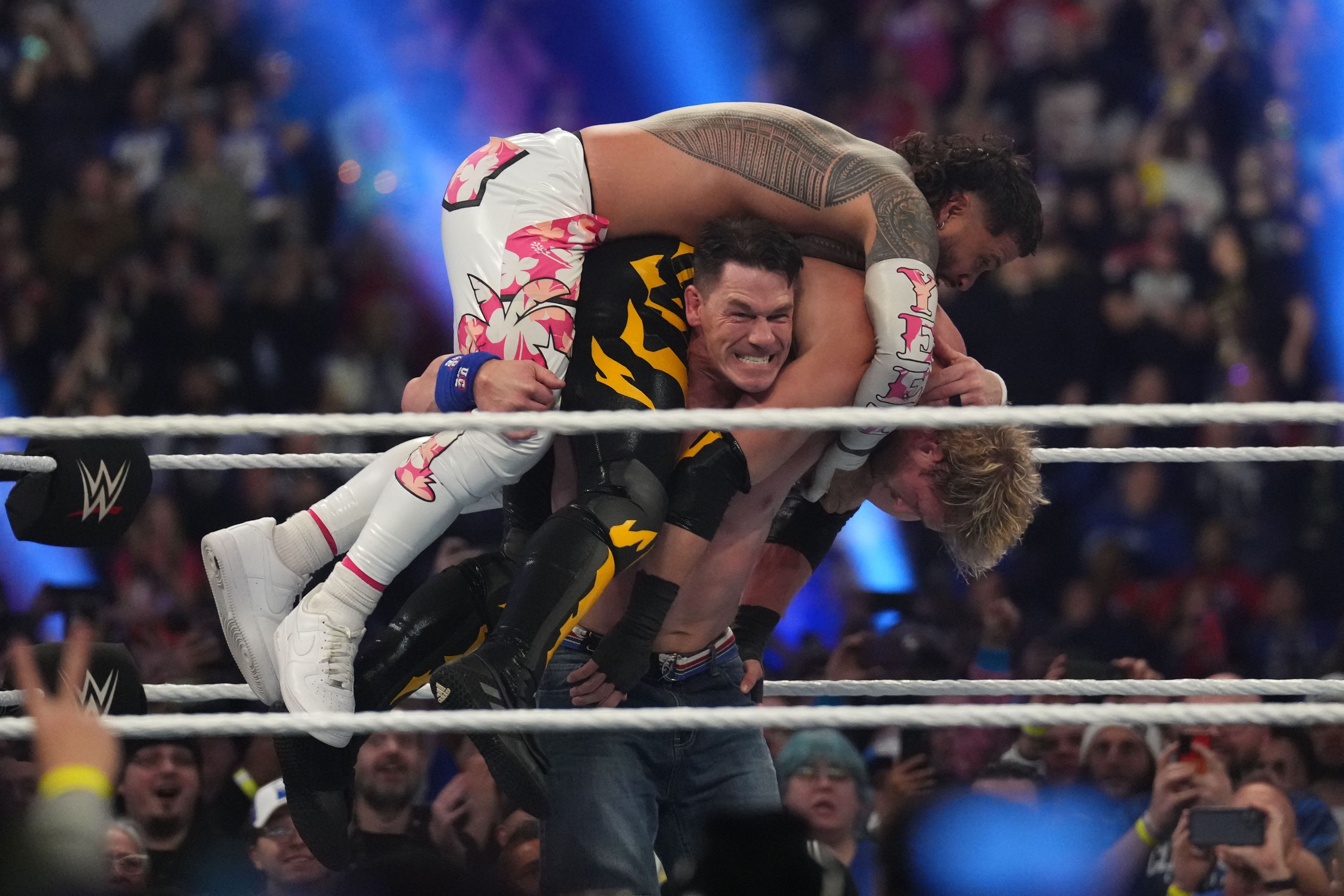 John Cena hebt Logan Paul.