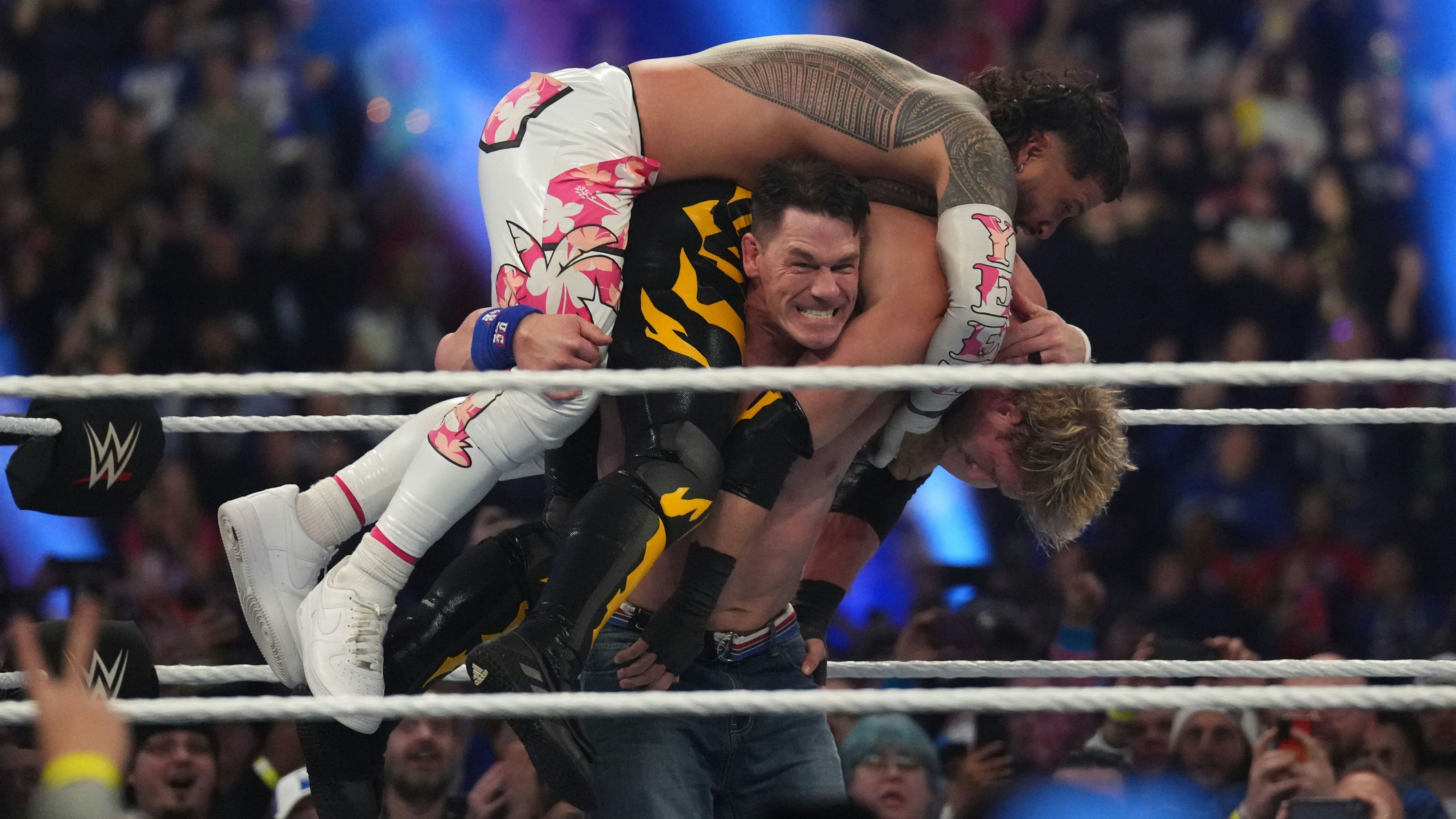 John Cena hebt Logan Paul.