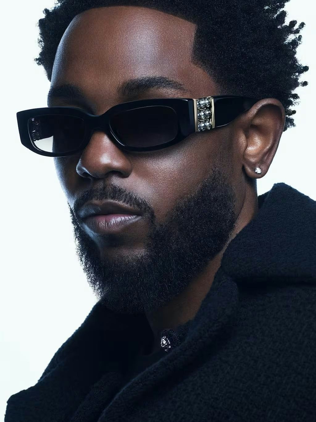 Das ist das erste Foto, das Chanel von der Kollaboration mit Kendrick Lamar veröffentlichte. Der Rapper hat bereits in der Vergangenheit mit dem französischen Luxus-Modehaus zusammengearbeitet.