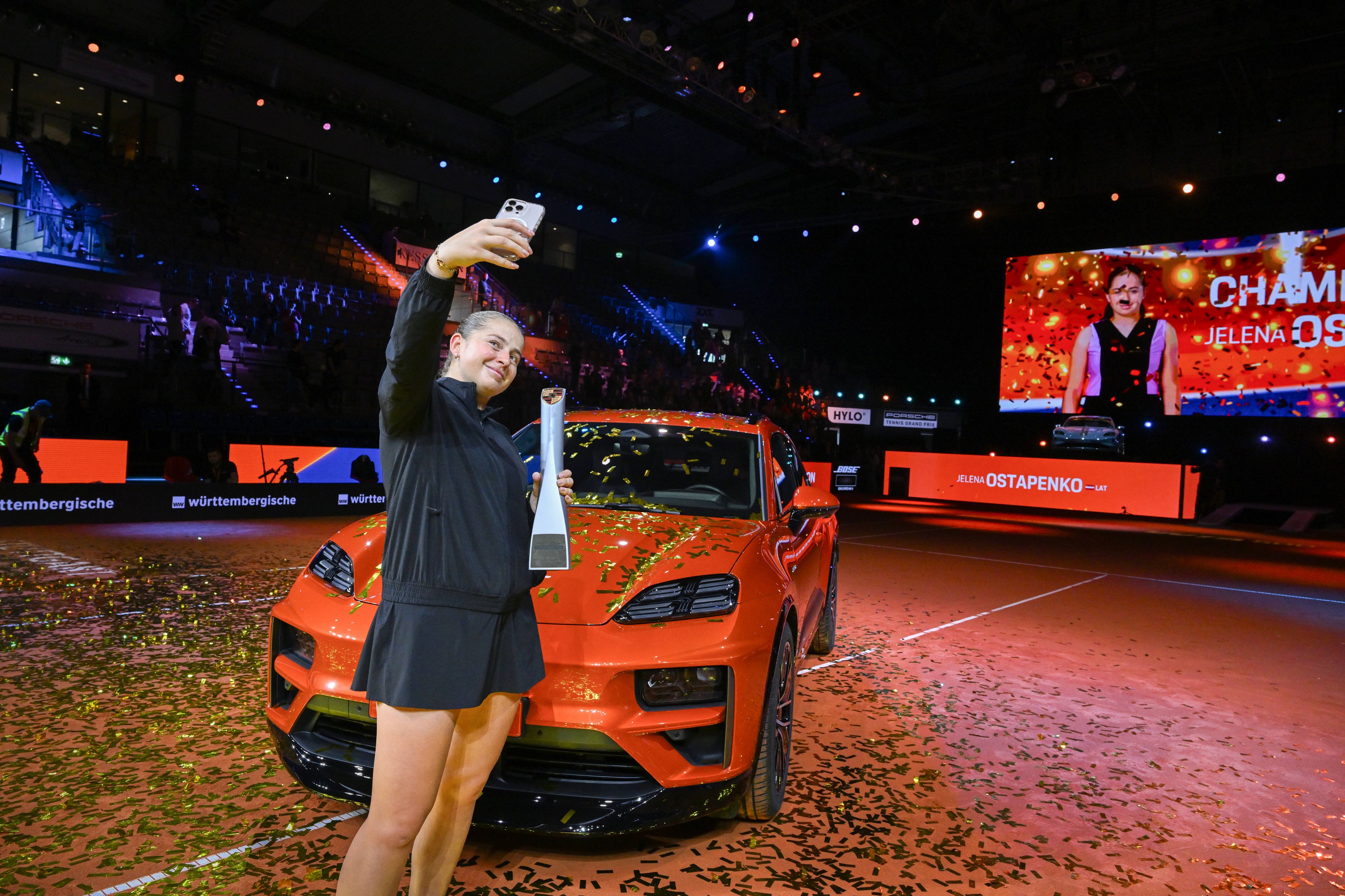 Ostapenko mit ihrem Porsche Macan Turbo