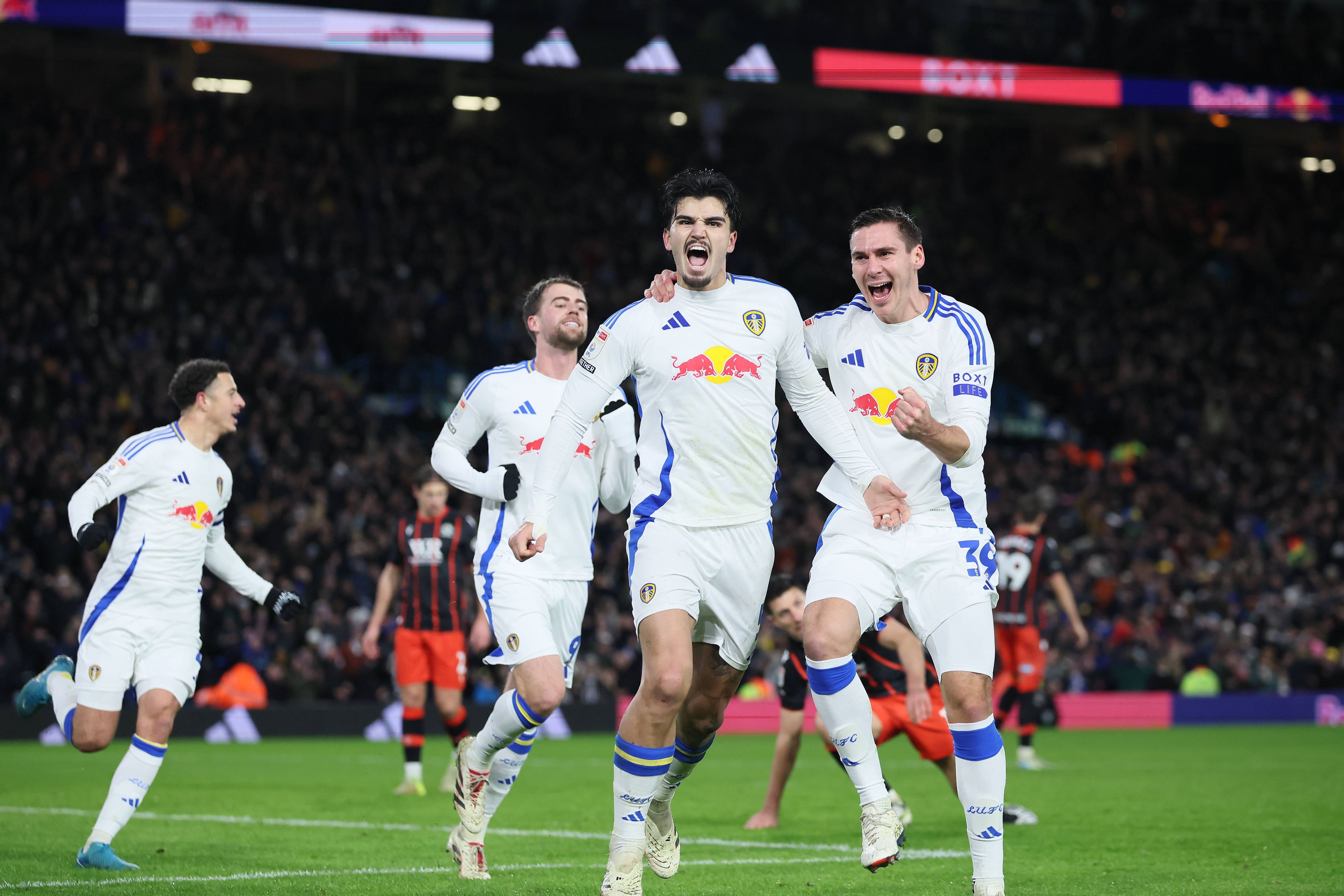 Maximilian Wöber jubelt mit Leeds über den Aufstieg.