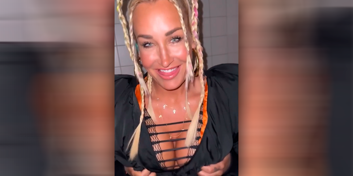 Sarah Connor sortiert sich kurz obenrum.