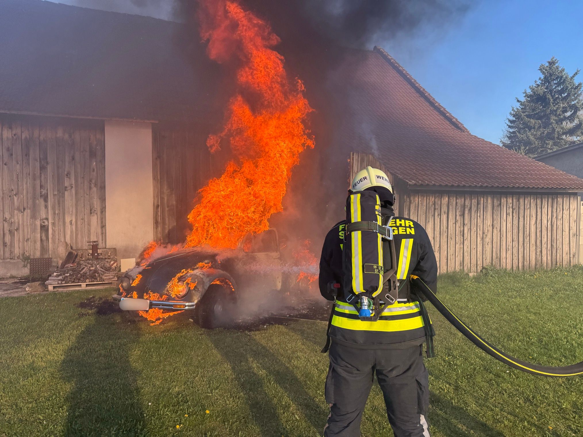 Fahrzeugbrand: Freiwillige Feuerwehr St. Pölten-St. Georgen im Löscheinsatz