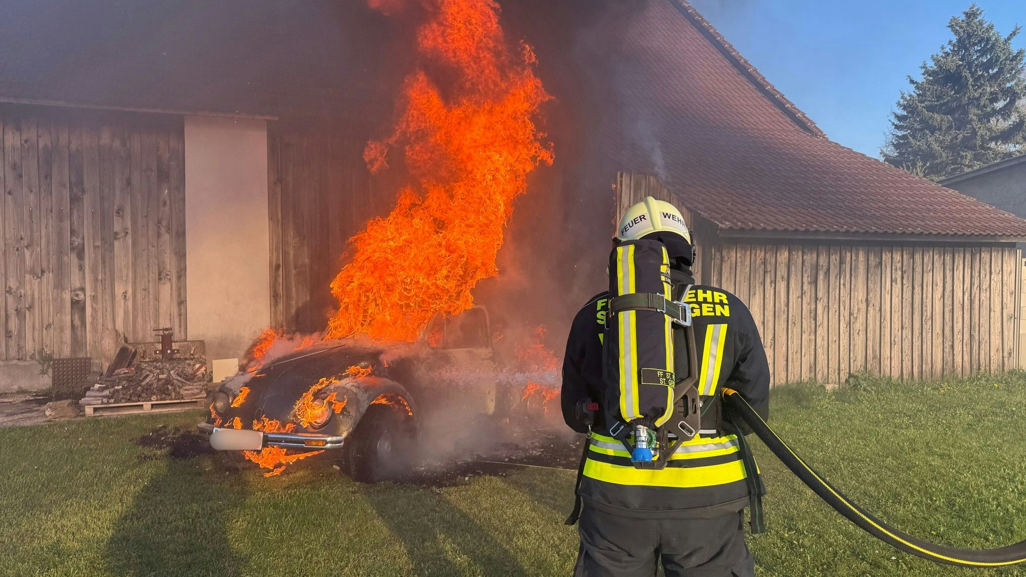 Fahrzeugbrand: Freiwillige Feuerwehr St. Pölten-St. Georgen im Löscheinsatz