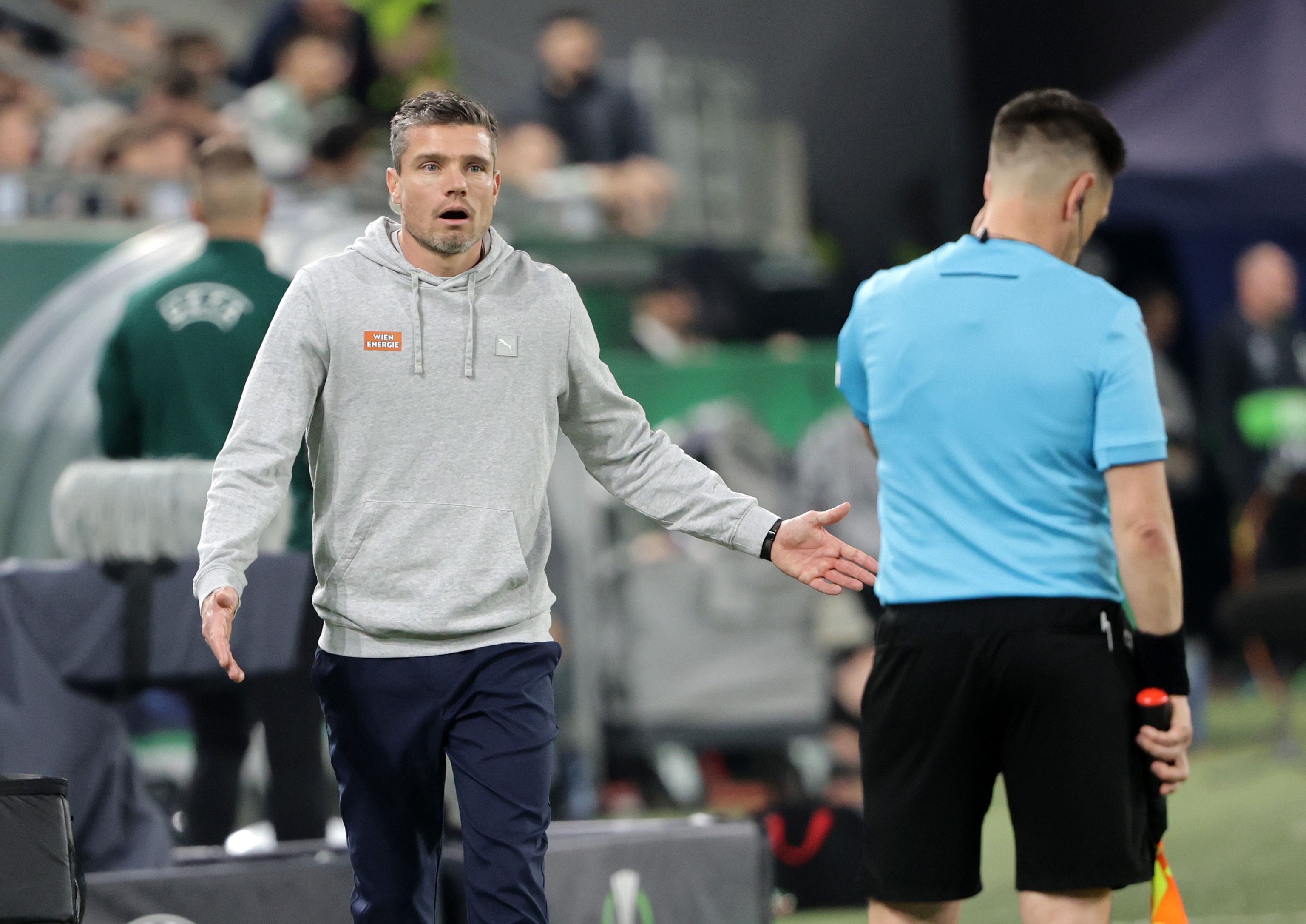 Robert Klauß musste sich über die schwerwiegende Fehlentscheidung gegen Wolfsberg ärgern: Goalie Niklas Hedl hätte nicht Rot sehen dürfen.