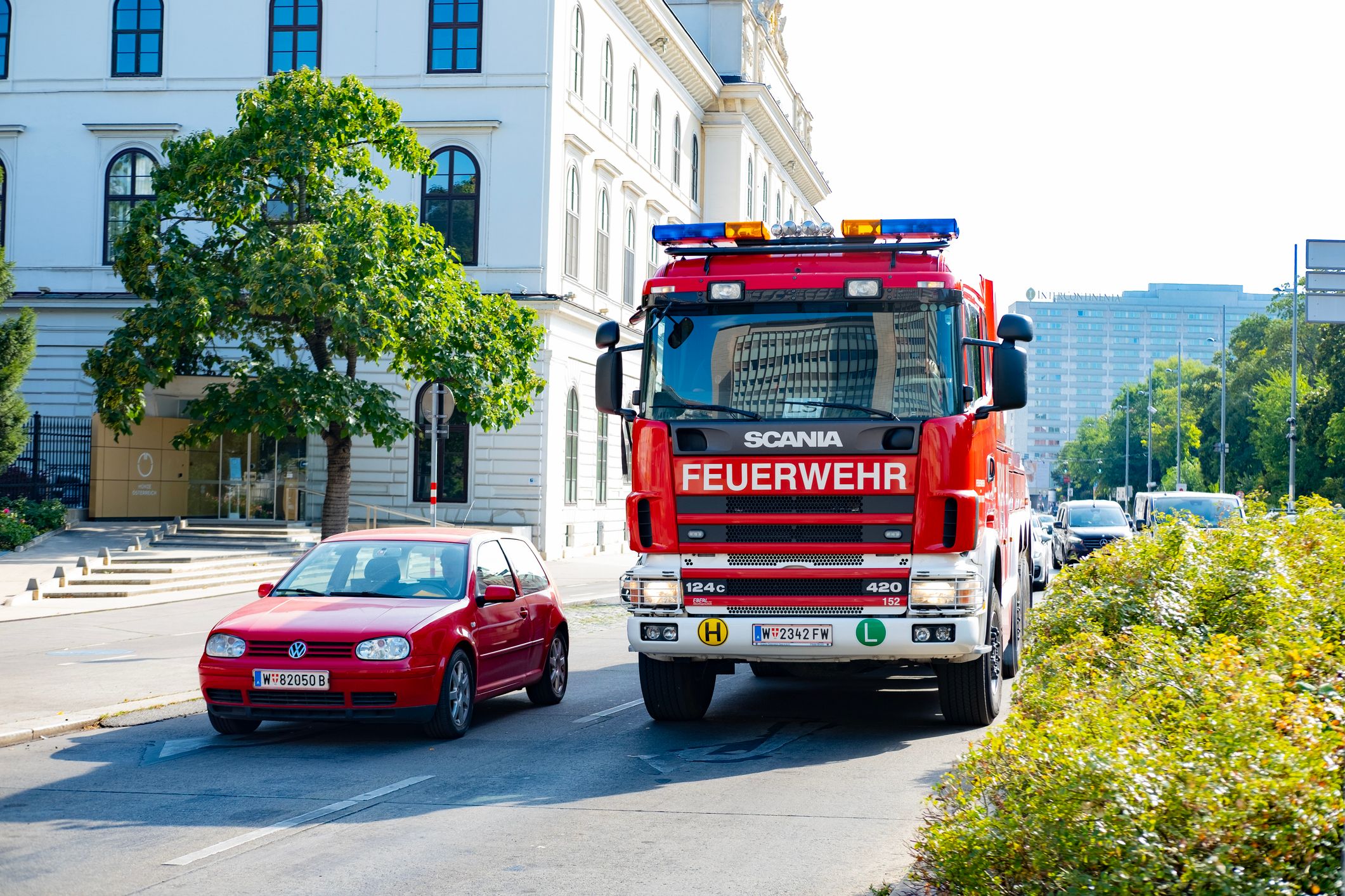 Ein Feuerwehrmann wurde zum Retter. (Symbolbild)
