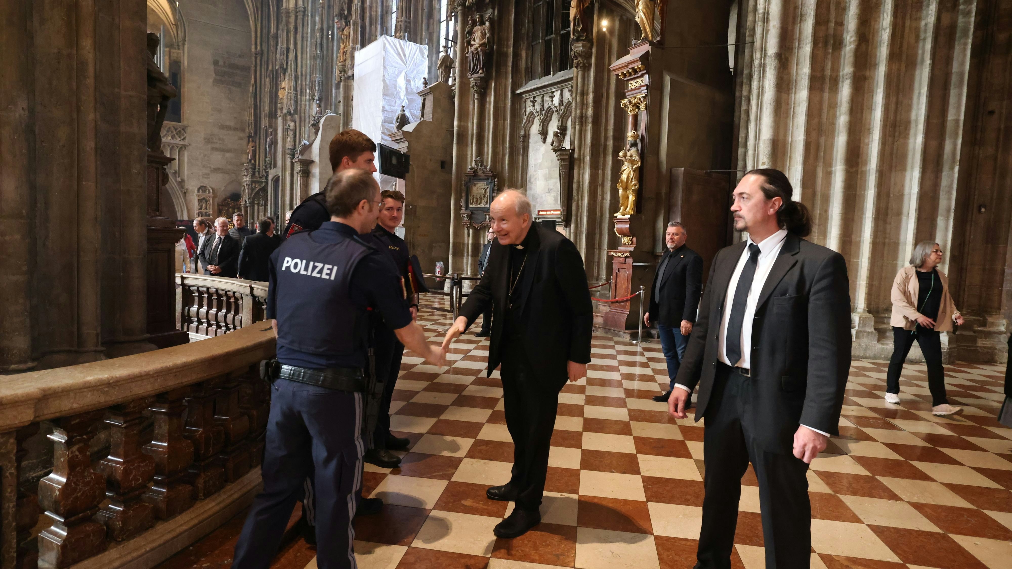 Der emeritierte Erzbischof begrüßte persönlich die anwesenden Polizisten.