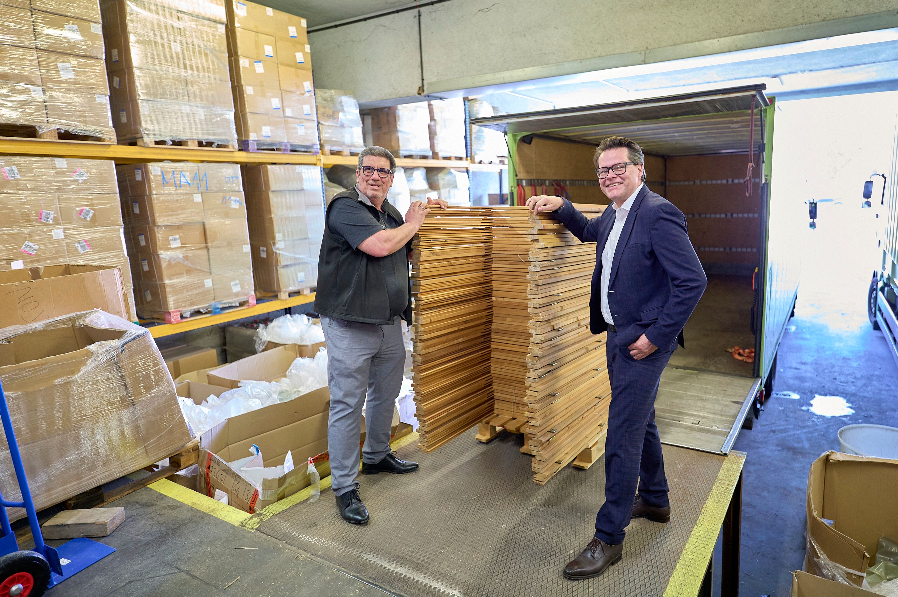 Stadtrat Jürgen Czernohorszky (rechts) bei der Wahlvorbereitung im Logistik Center.
