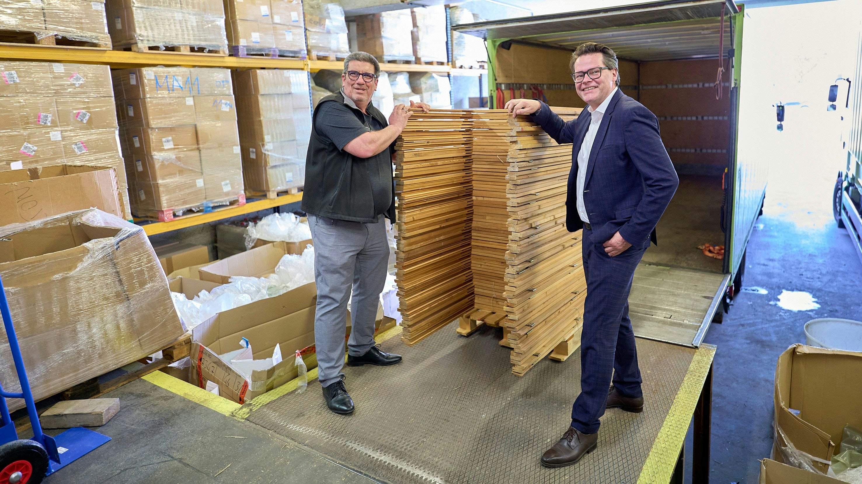 Stadtrat Jürgen Czernohorszky (re.)bei der Wahlvorbereitung im Logistik Center.