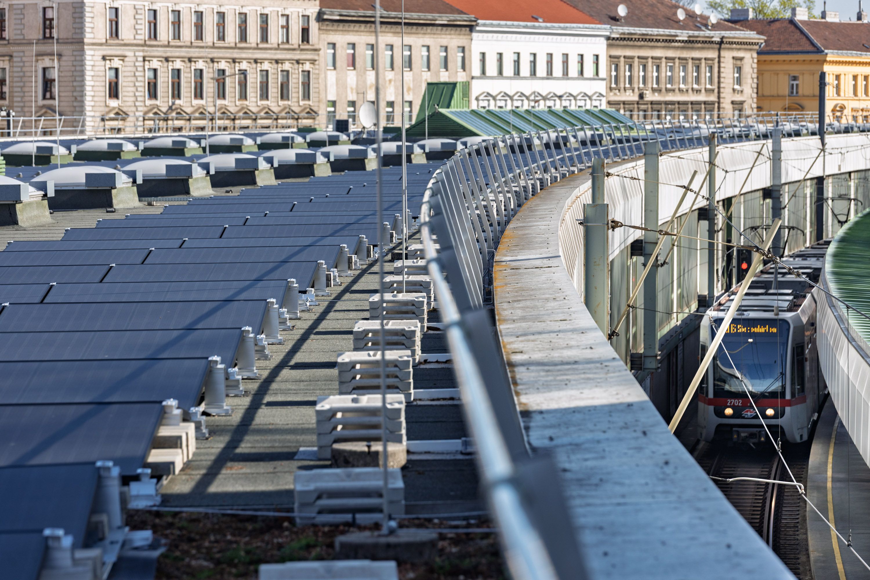 Die neue PV-Anlage von Wiener Linien und Wien Energie am Dach der U6-Station Michelbeuern-AKH.