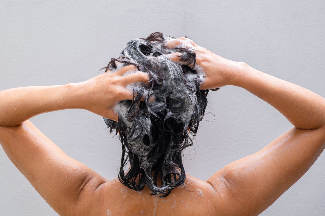 Wie oft man sich die Haare waschen sollte, ist von mehreren Faktoren abhängig.