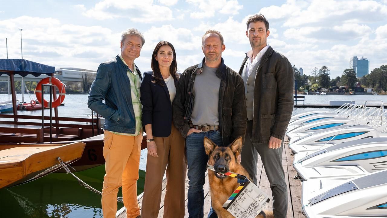 Alfred Dorfer, Doris Golpashin, Maximilian Brückner und Ferdinand Seebacher (v.l.) drehen gerade mit wechselnden Hunde-Darstellern sechs neue Folgen für die Neuauflage der Kult-Serie „Kommissar Rex“.