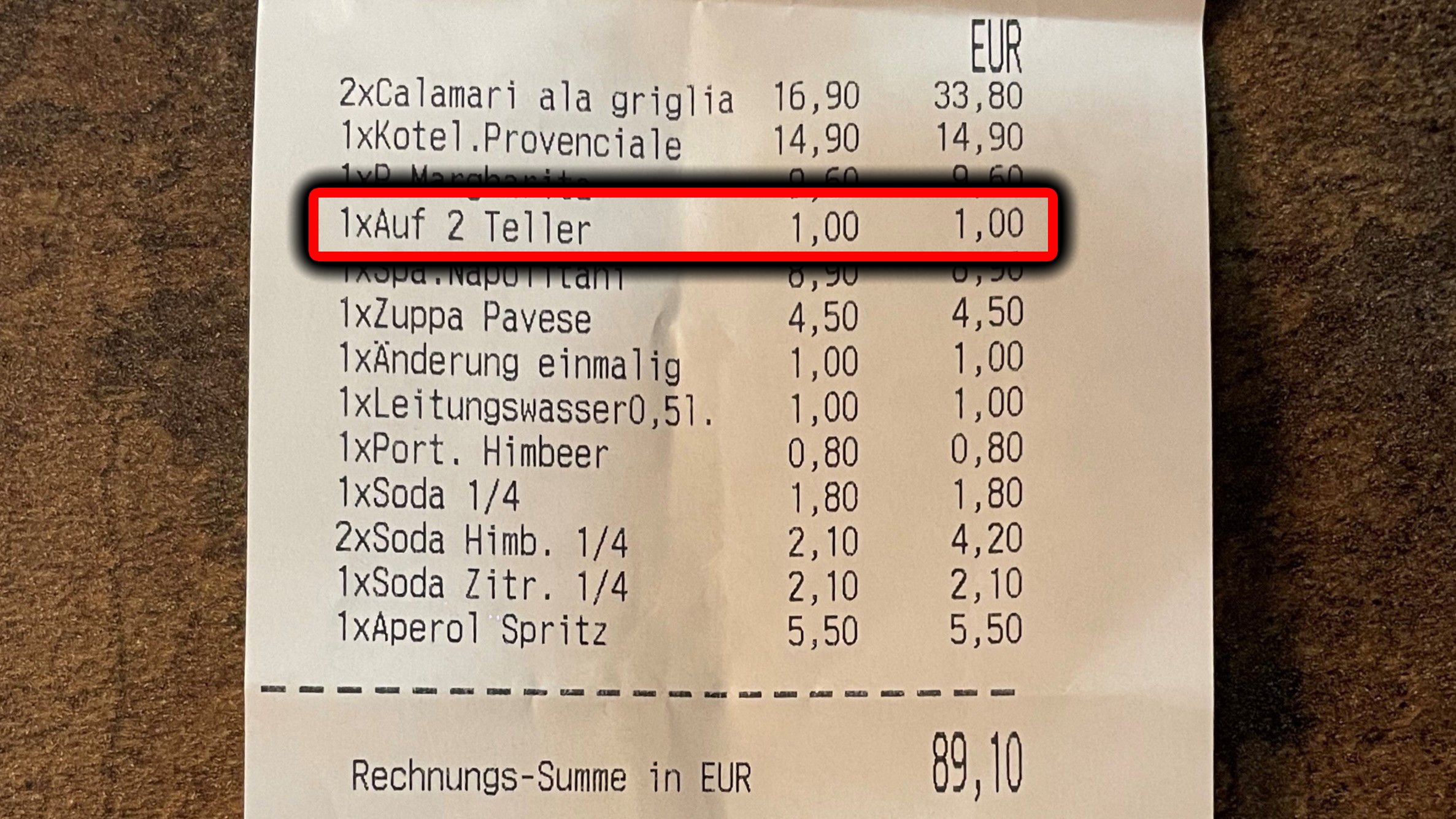 "Wir haben eine Pizza lediglich auf zwei Teller aufgeteilt. Die Bestellung hatten wir auch, bevor sie überhaupt erst zubereitet werden konnte, geändert.", erklärt Lukas verärgert.