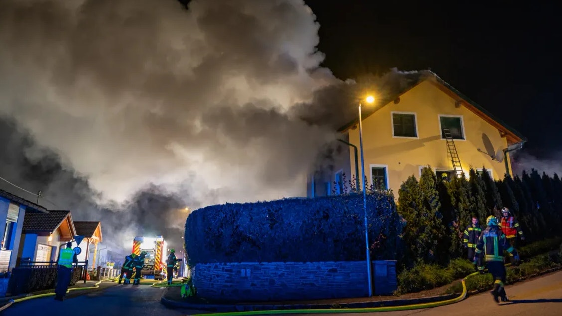 Heute.at - Alarmstufe 2! Bewohner aus Feuer-Haus gerettet