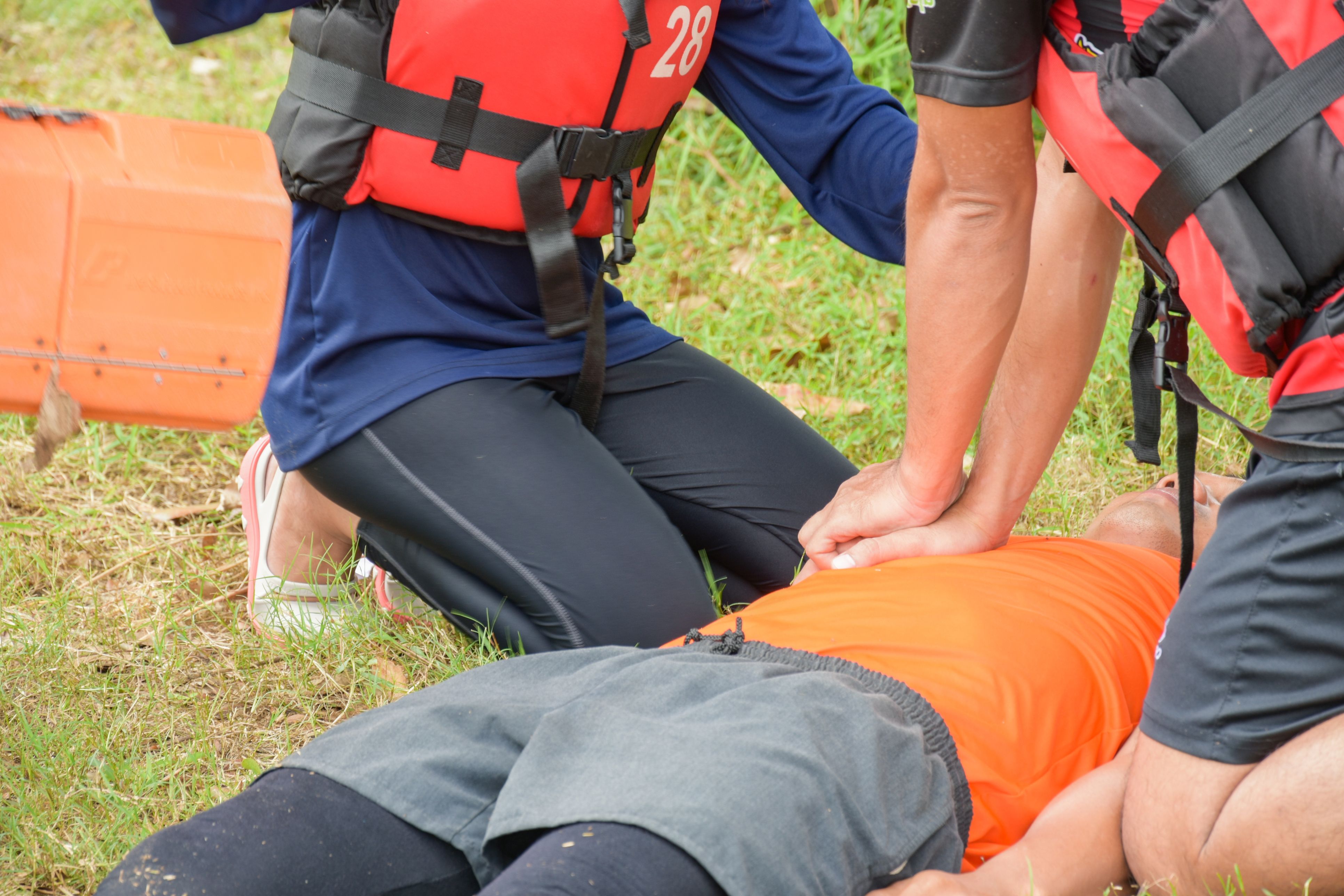 Mutiger Einsatz: Ersthelfer starten sofort mit der Herzdruckmassage – das rettet Leben, bevor die Rettung eintrifft.