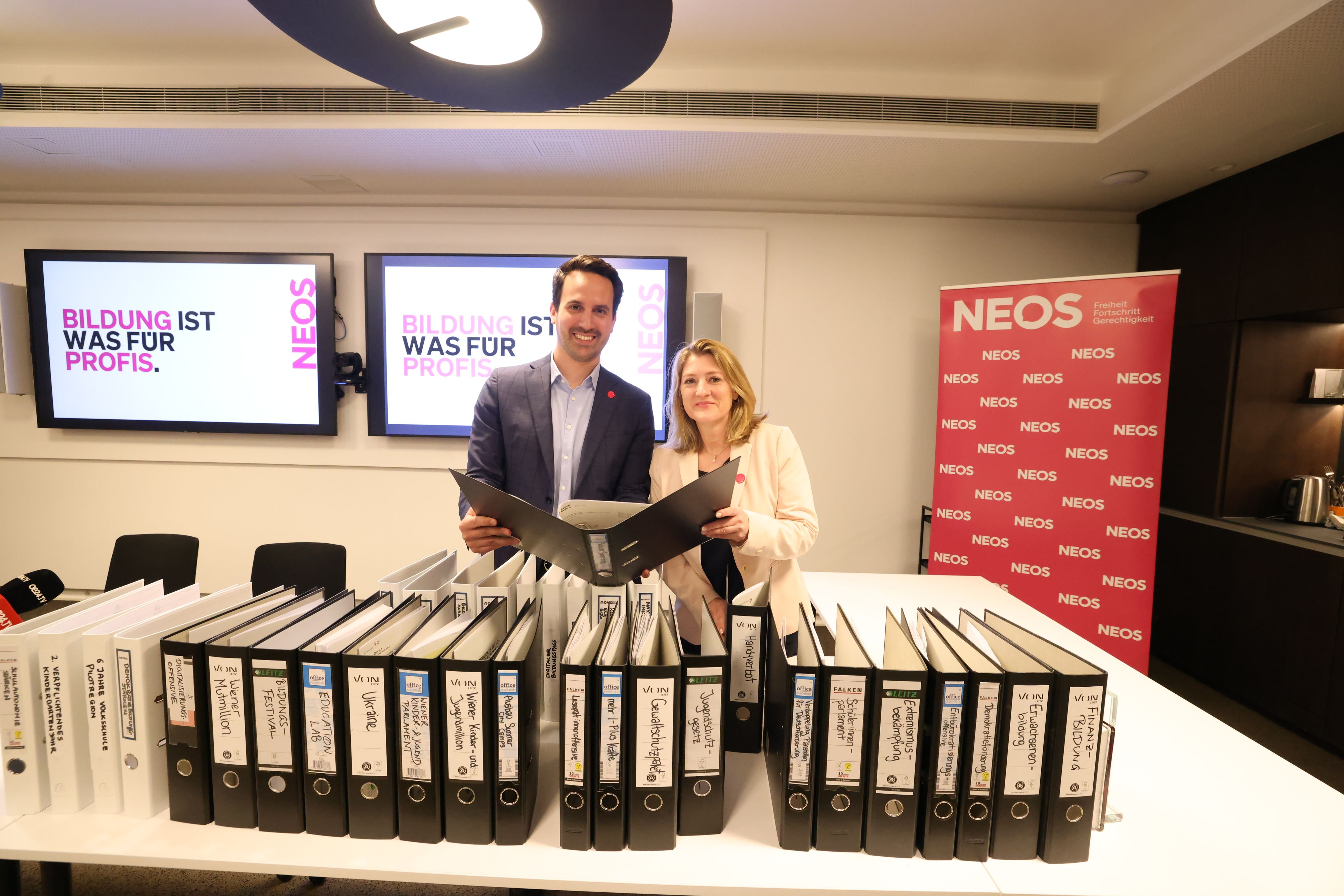 Bildungsminister Christoph Wiederkehr und Vizebürgermeisterin Bettina Emmerling (v.l.) wollen eine Bildungsoffensive starten.