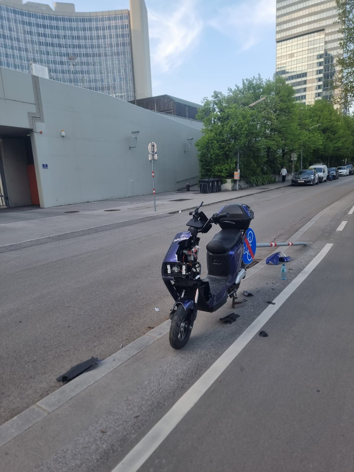 In Wien-Donaustadt fuhr ein Unfalllenker ein Schild um