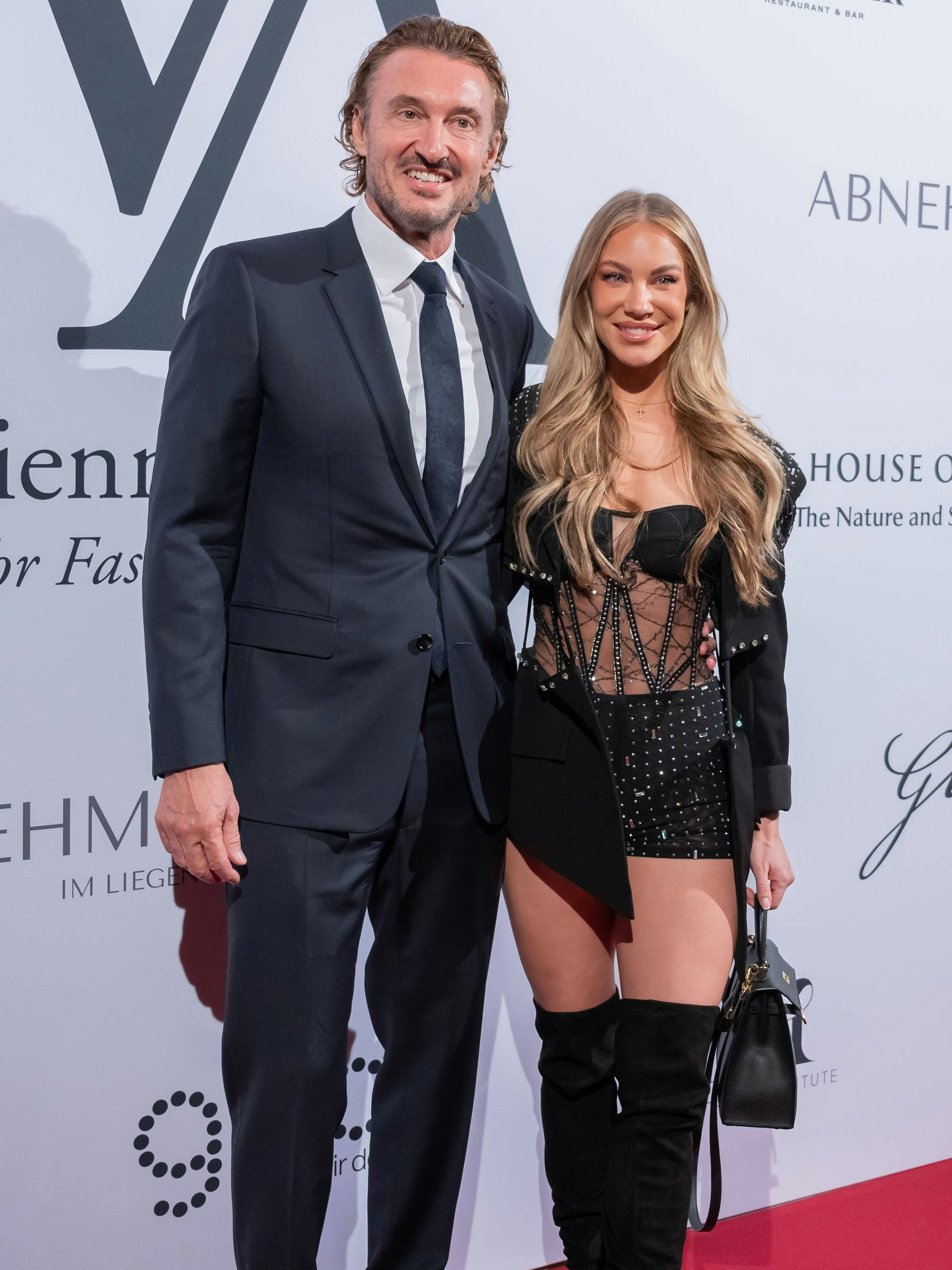 Bei einer Party in der Wiener Hofburg im Oktober 2024 zeigten sich Stephanie Davis und Enzensberger innig verliebt.