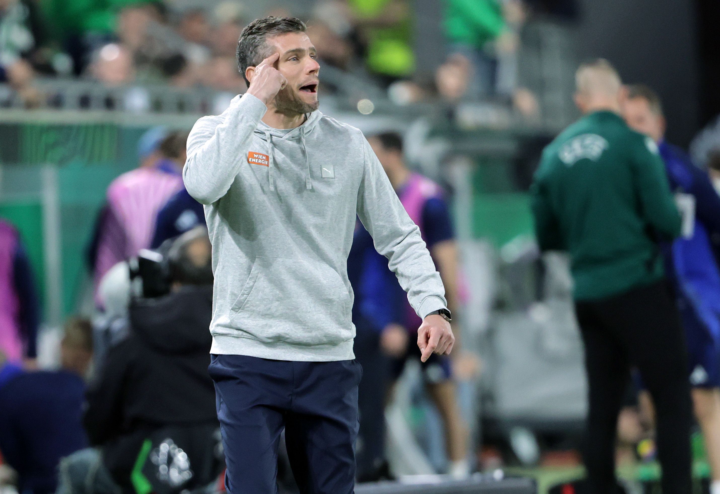 Robert Klauß muss auf der Tribüne Platz nehmen.
