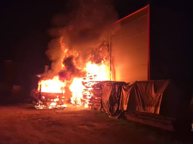 Aus bisher unbekannter Ursache kam es zum Brand.