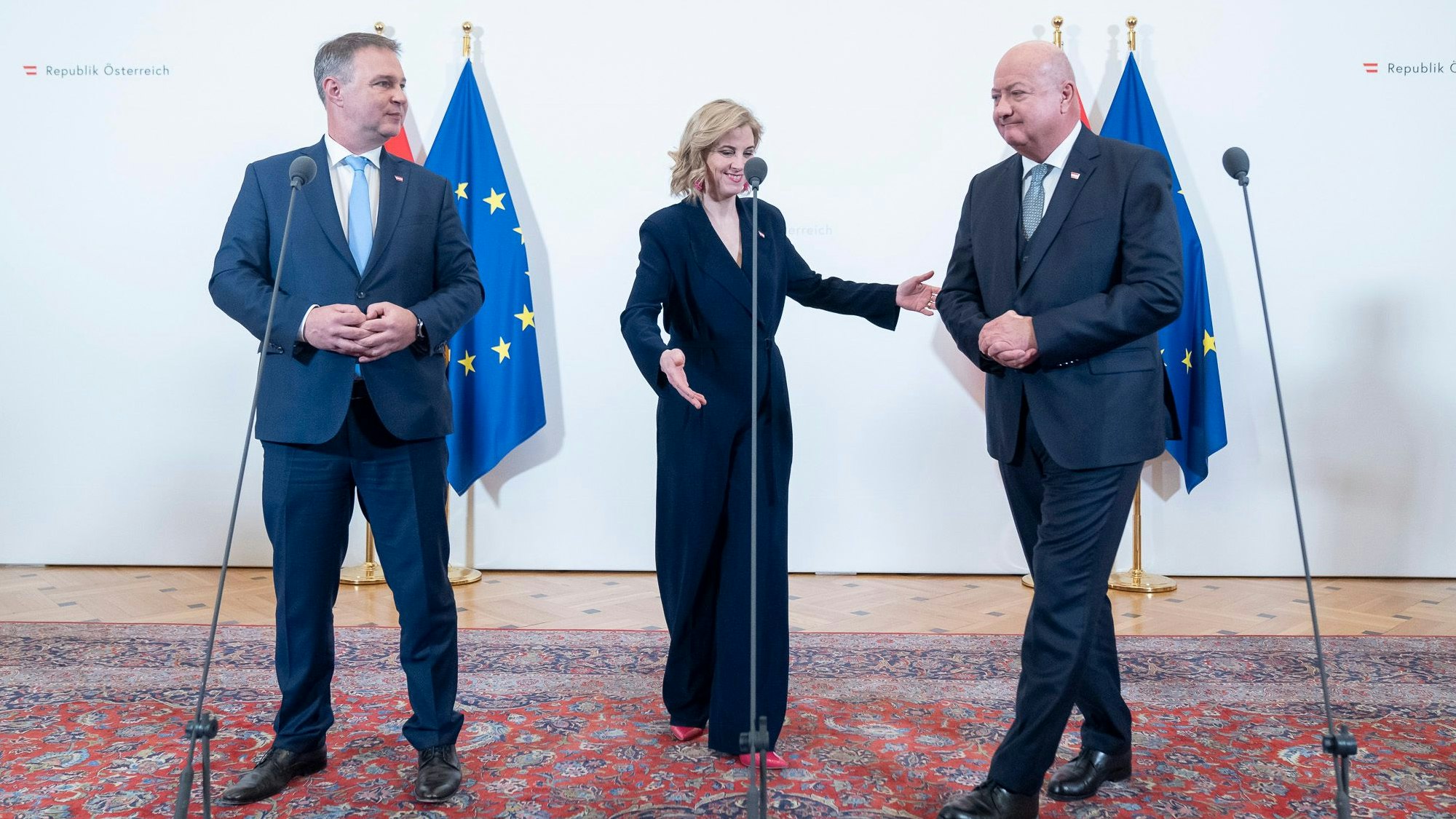 christian stocker, andreas babler und beate meinl-reisinger bei einem doorstep vor einer regierungsklausur im bundeskanzleramt, 20250408 foto: helmut graf/tageszeitung heute