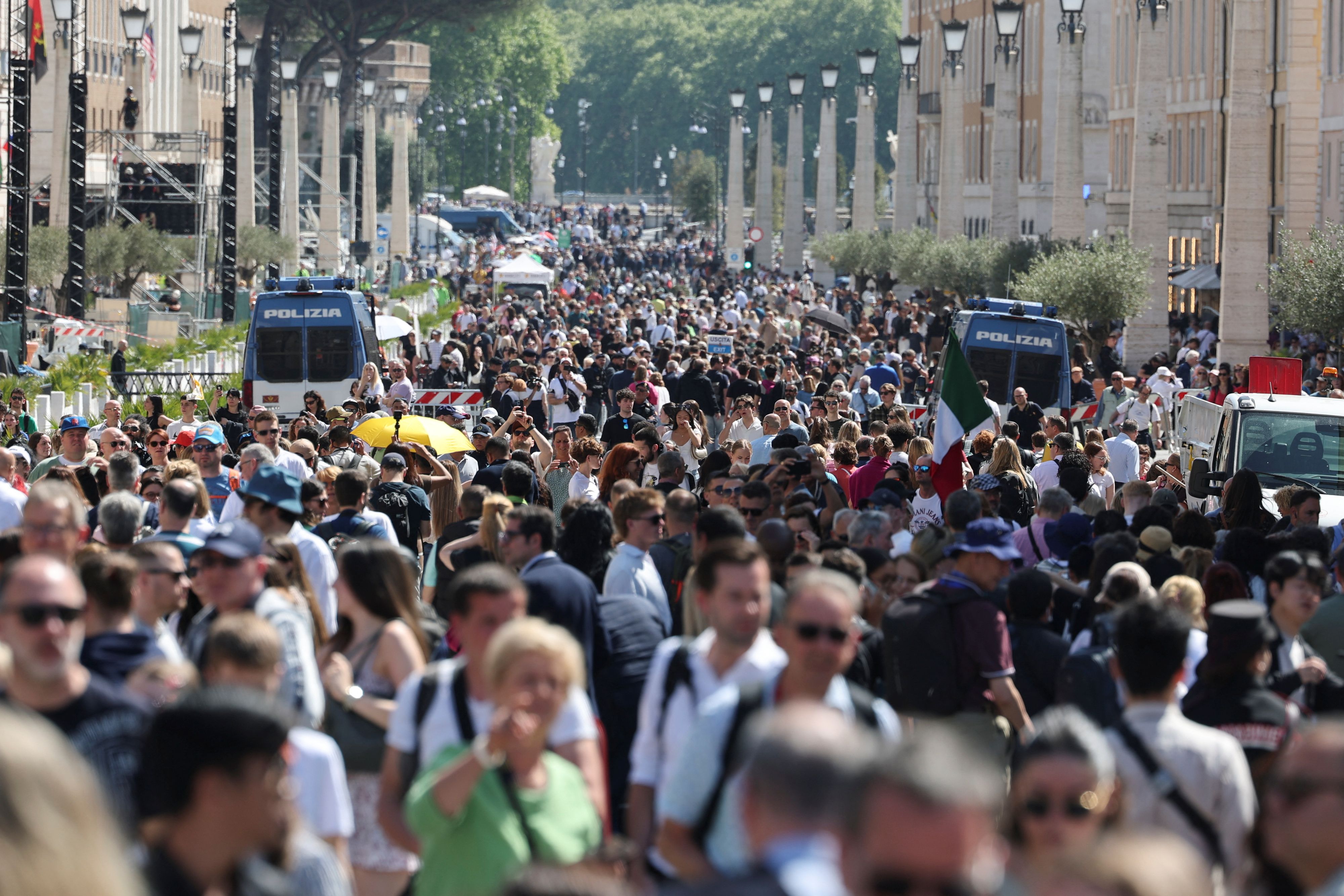 Nachdem der Tod von Papst Franziskus bekannt wurde, traf am Montag eine große Menge von Touristinnen und Pilgern auf dem Petersplatz im Vatikan ein. Hier kommen Katholiken in Rom gerade an.
