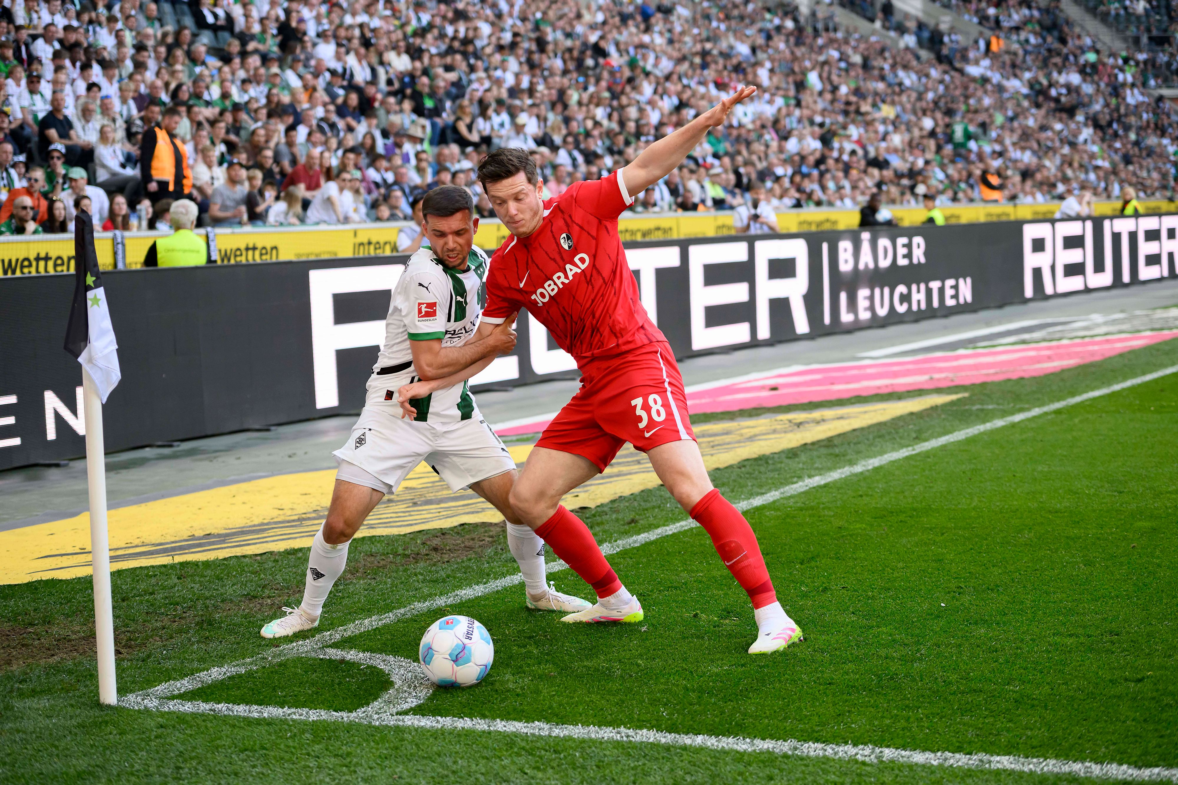 Michael Gregoritsch (r.) im Zweikampf mit Gladbachs Landsmann Kevin Stöger.