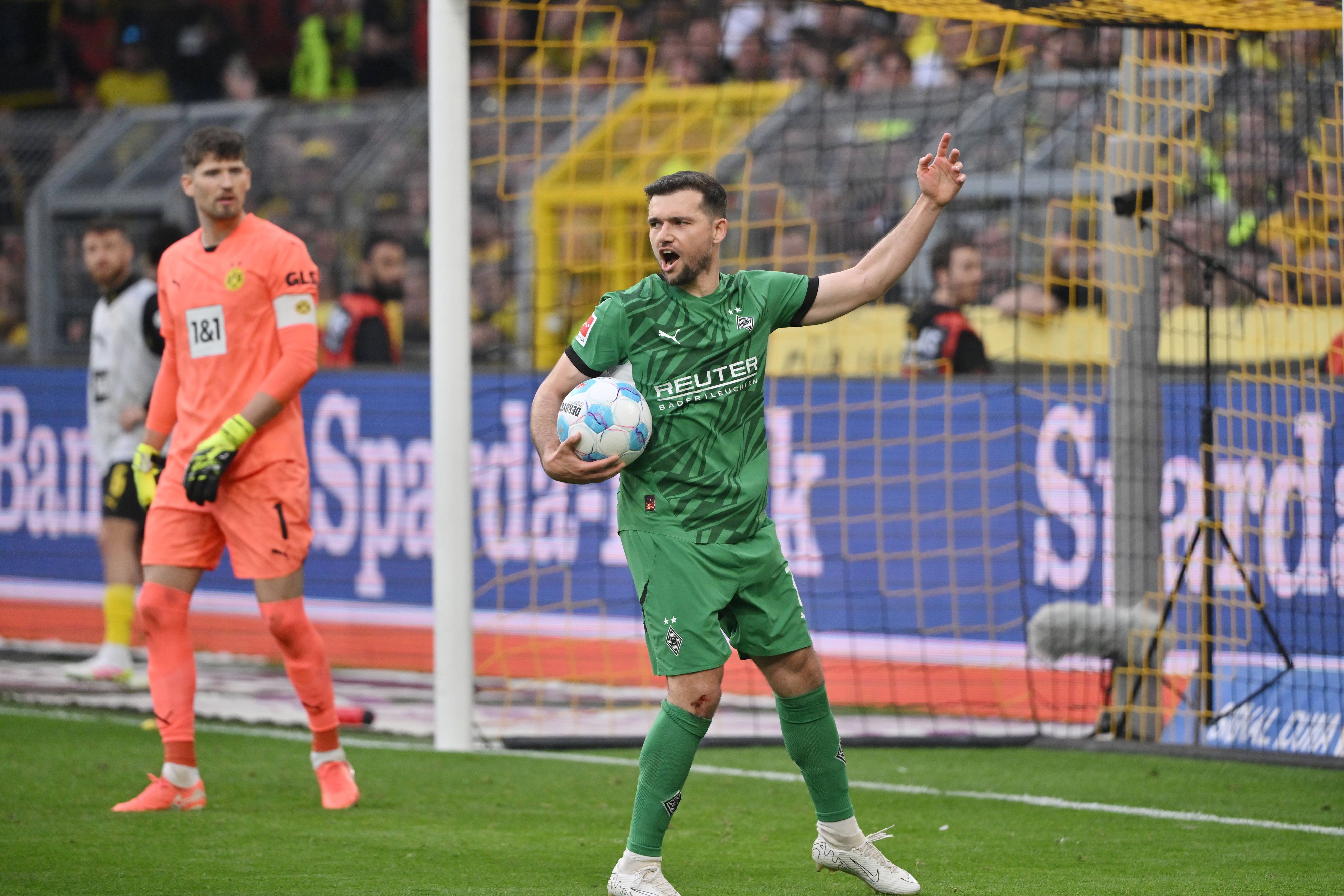 Stöger provoziert vor der Dortmunder Südtribüne.