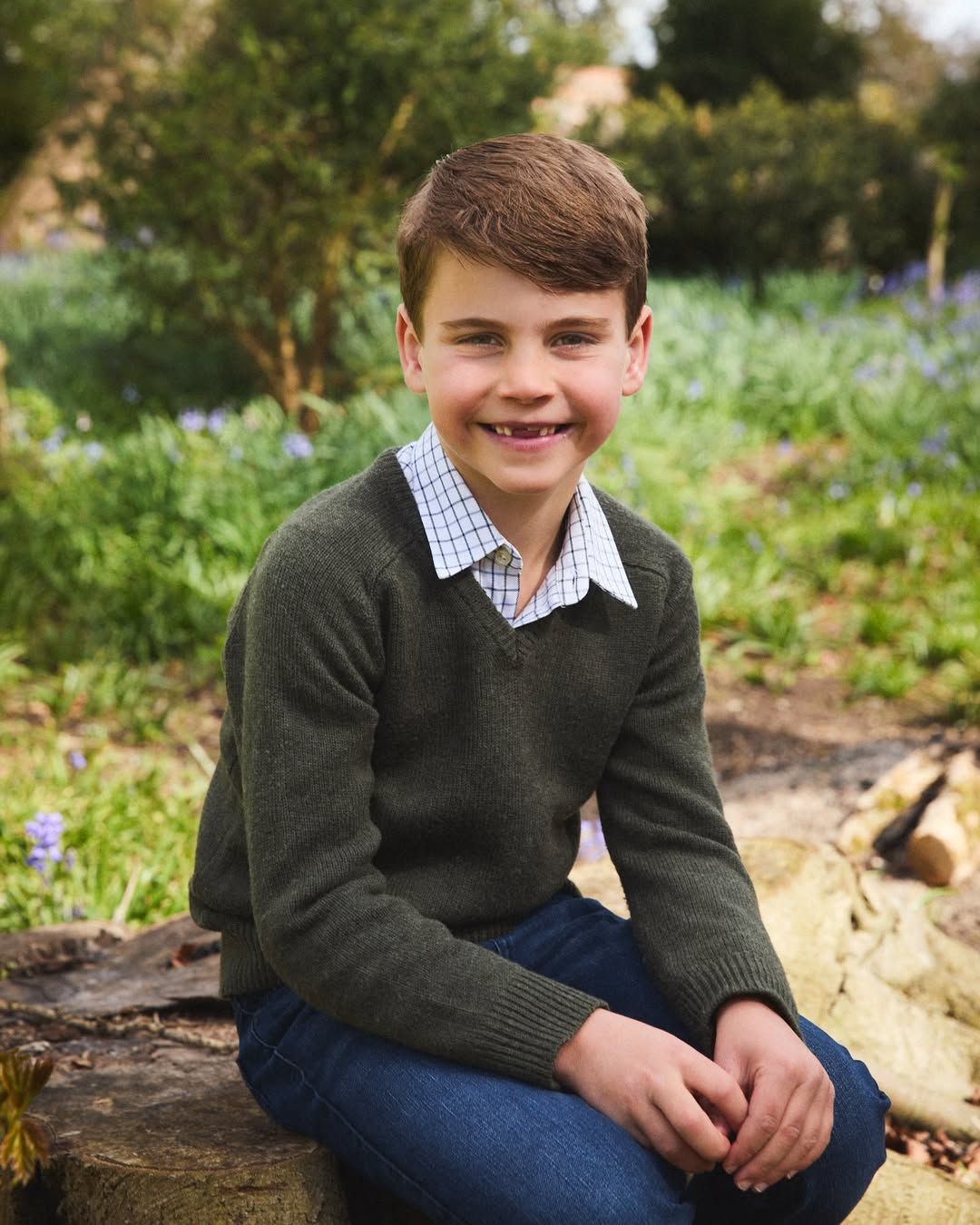 Zum siebten Geburtstag veröffentlicht das britische Königshaus ein neues Foto von Prinz Louis und wünscht ihm alles Gute.