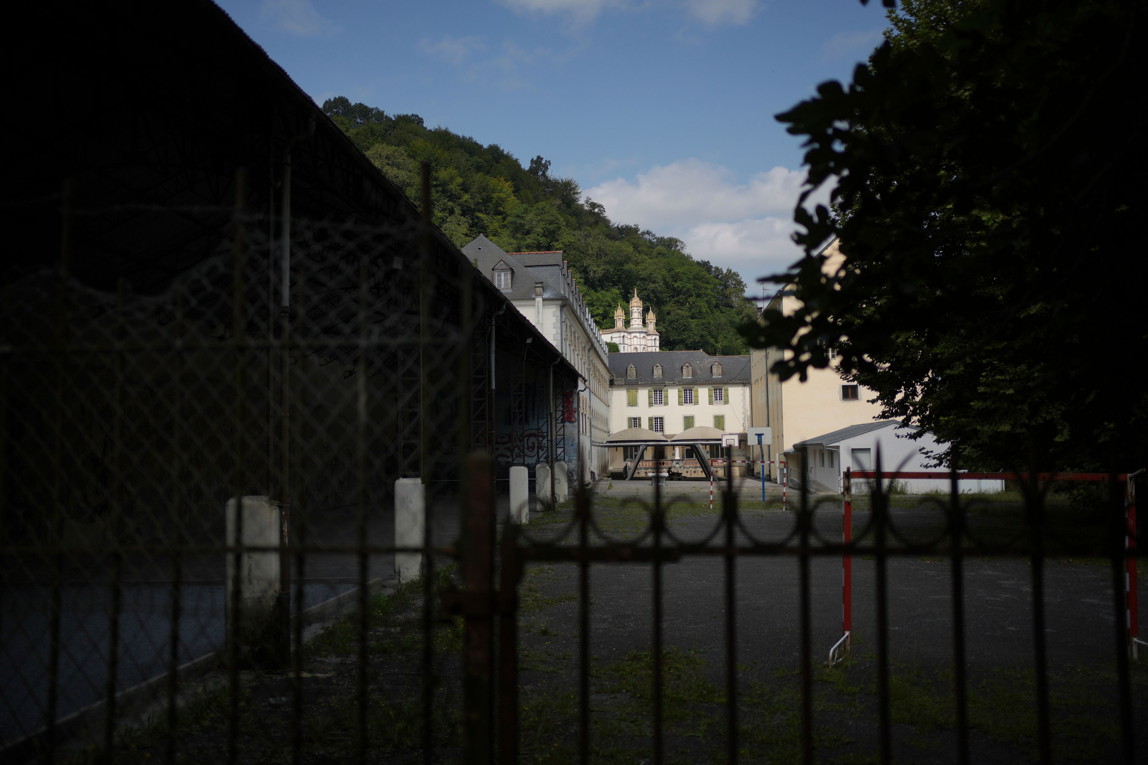 In Frankreich erschüttert ein massiver Missbrauchsskandal an der katholischen Schule Notre-Dame de Bétharram die Öffentlichkeit, bei dem über Jahrzehnte Schüler von Lehrern und Priestern misshandelt und sexuell missbraucht wurden.