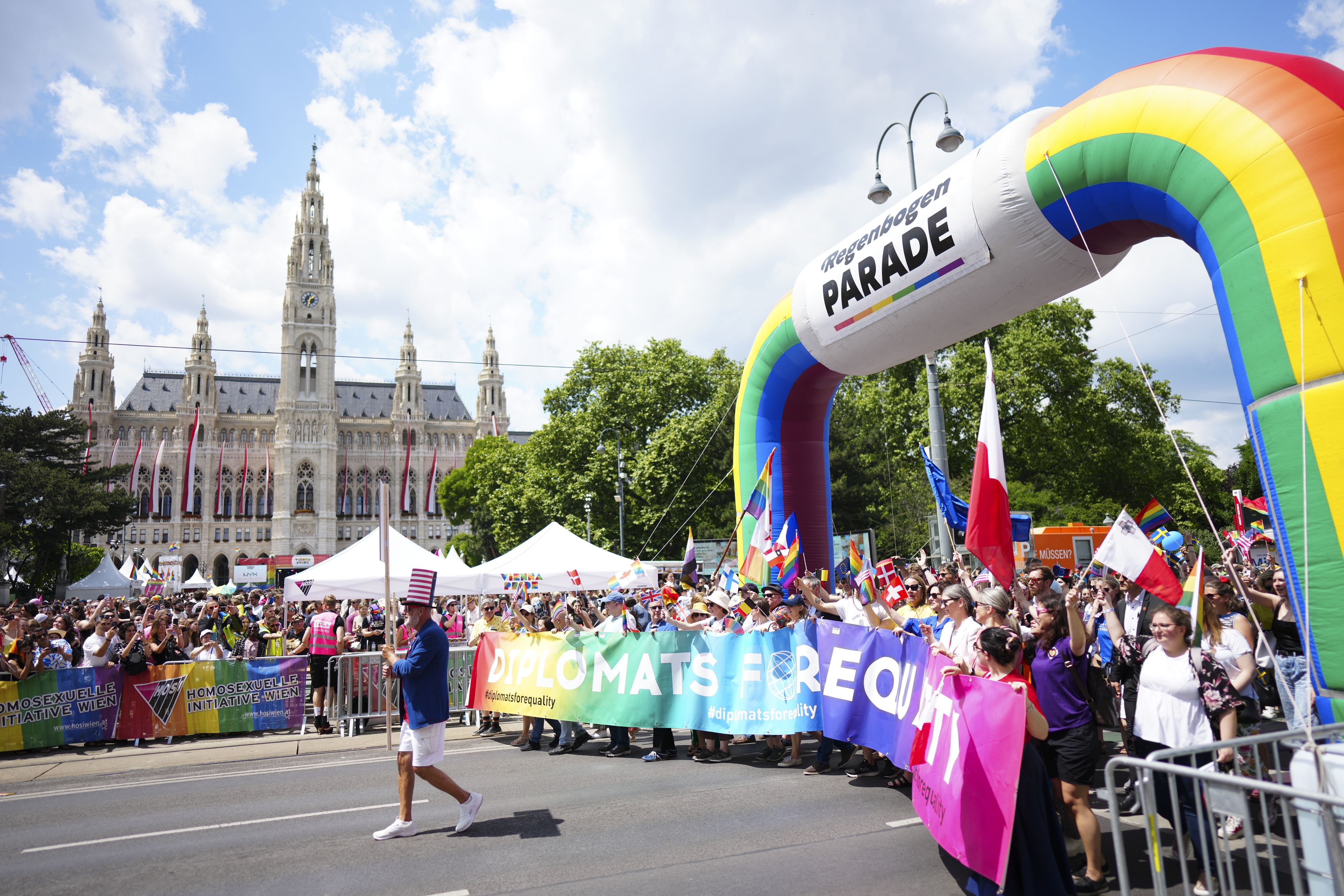 Foto von der Eröffnung der 27. Regenbogenparade am Rathausplatz, aufgenommen am Samstag, 17. Juni 2023, in Wien.