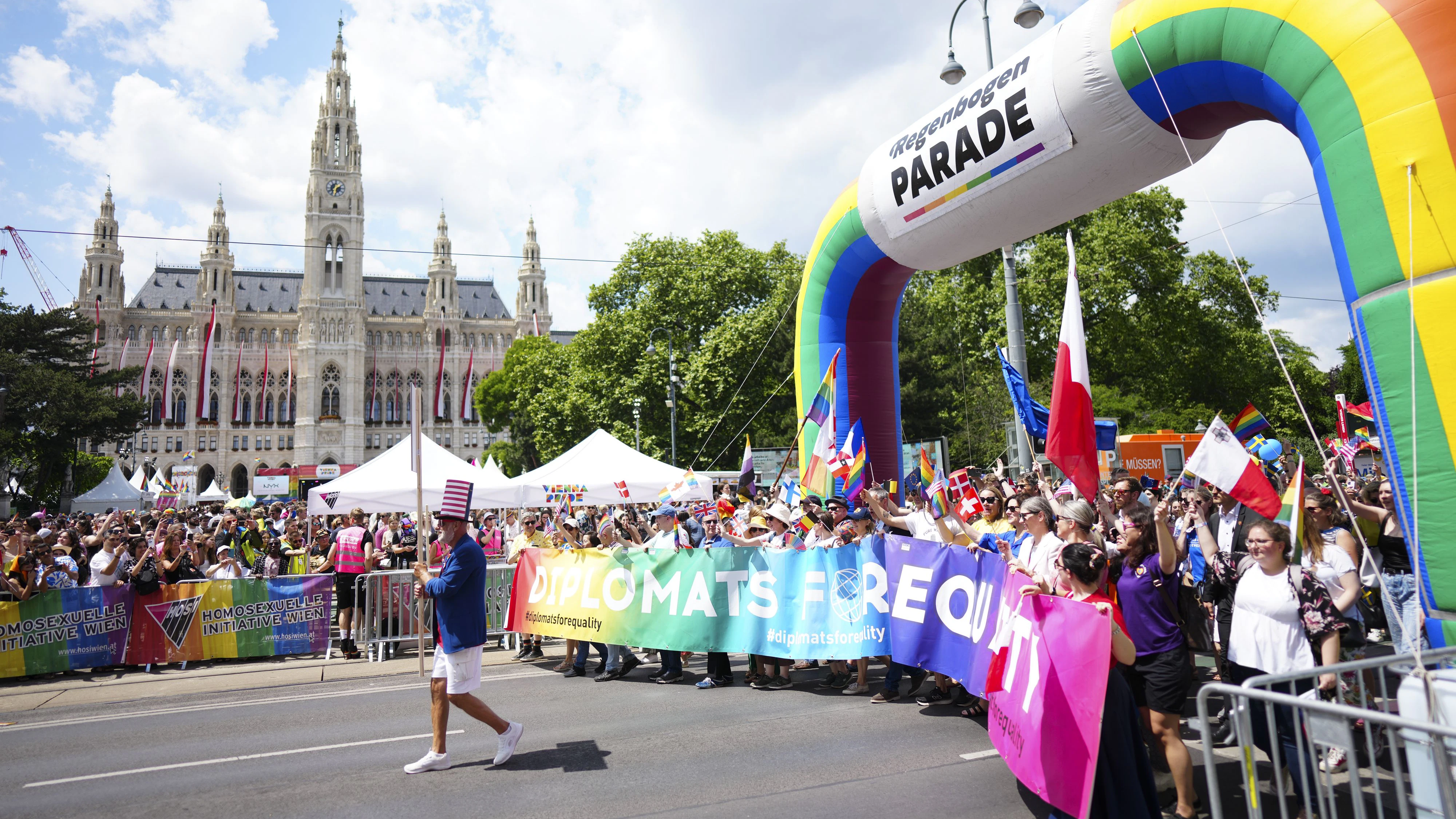 Foto von der Eröffnung der 27. Regenbogenparade am Rathausplatz, aufgenommen am Samstag, 17. Juni 2023, in Wien.