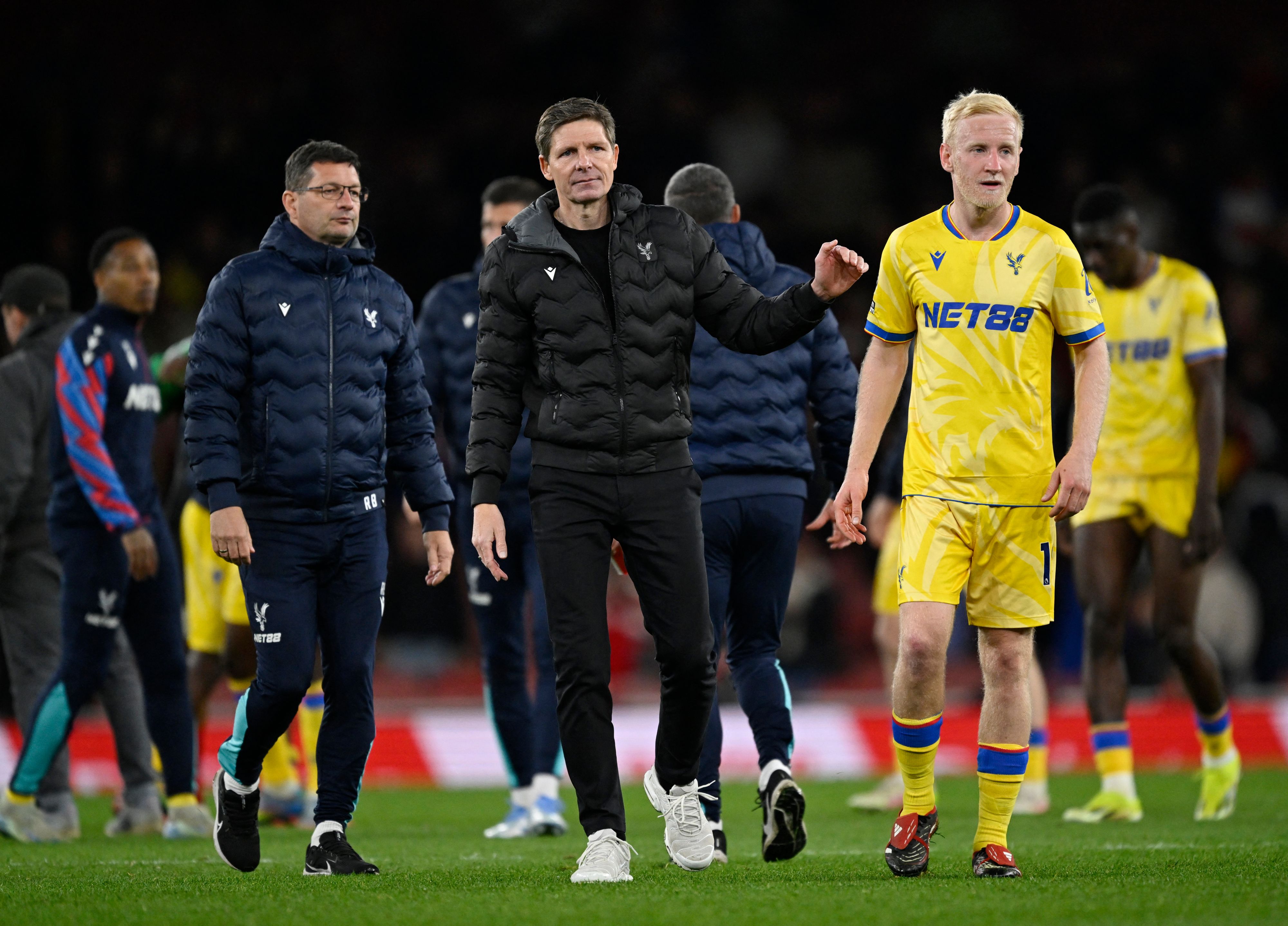 Oliver Glasner gratuliert Palace-Star Will Hughes.