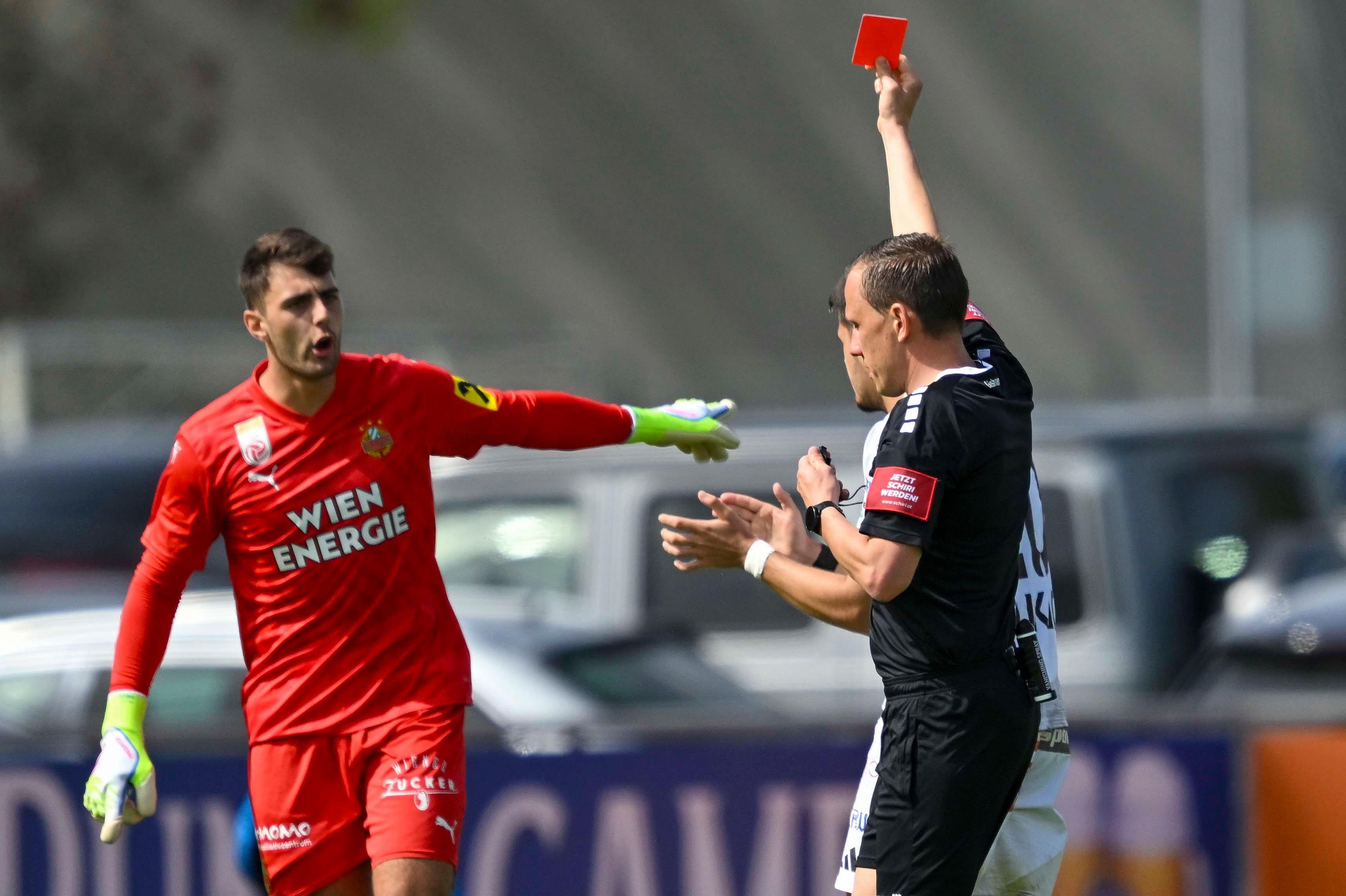 Rapid-Tormann Niklas Hedl sieht die rote Karte in Wolfsberg. 