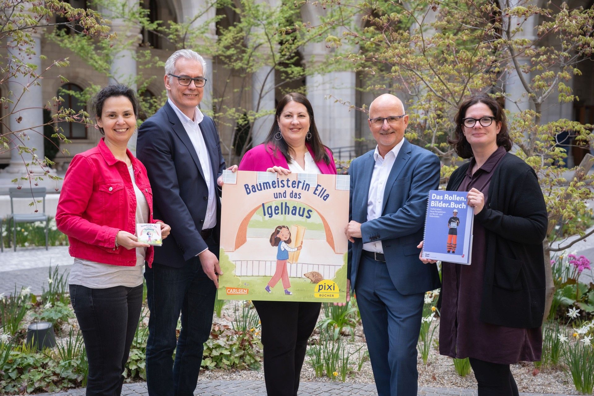 Katharina Klement (Vizedirektorin von Wiener Wohnen), Dieter Werner (Leiter der MA39), Vizebürgermeisterin und Frauenstadträtin Kathrin Gaál, Dieter Groschopf (stellv. Geschäftsführer wohnfonds_wien) und Laura Wimmer (Leiterin des Frauenservice Wien) mit den beiden neuen Büchern.